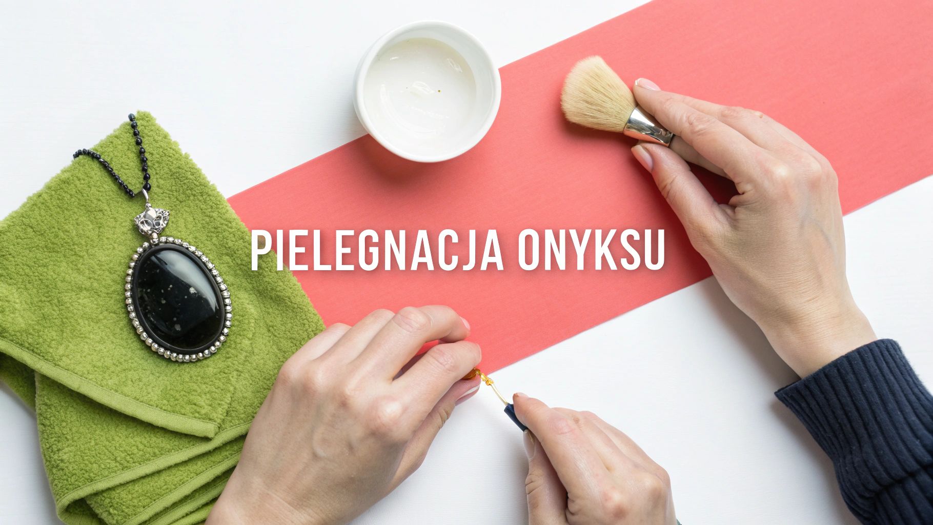 Pielęgnacja onykssu - dłonie czyszczące czarny kamień szlachetny onyks pędzlem i pastą polerującą