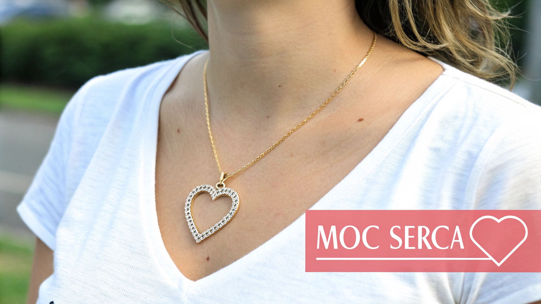 Naszyjnik z sercem na tle eleganckiej stylizacji