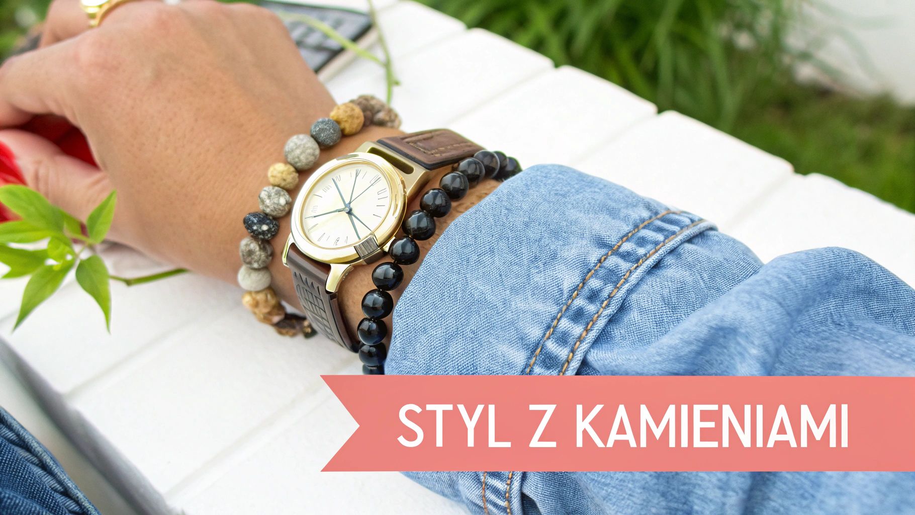 Kobieta nosząca kilka bransoletek z kamieni naturalnych