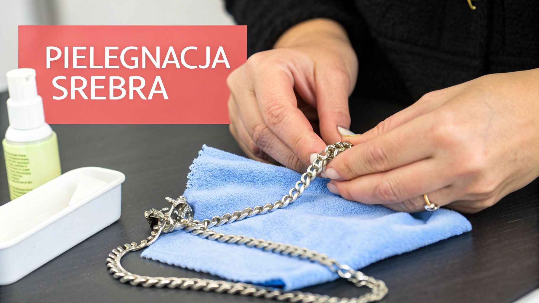 Kobieta czyści srebrną bransoletkę niebieską szmatką, pielęgnacja srebra w domu