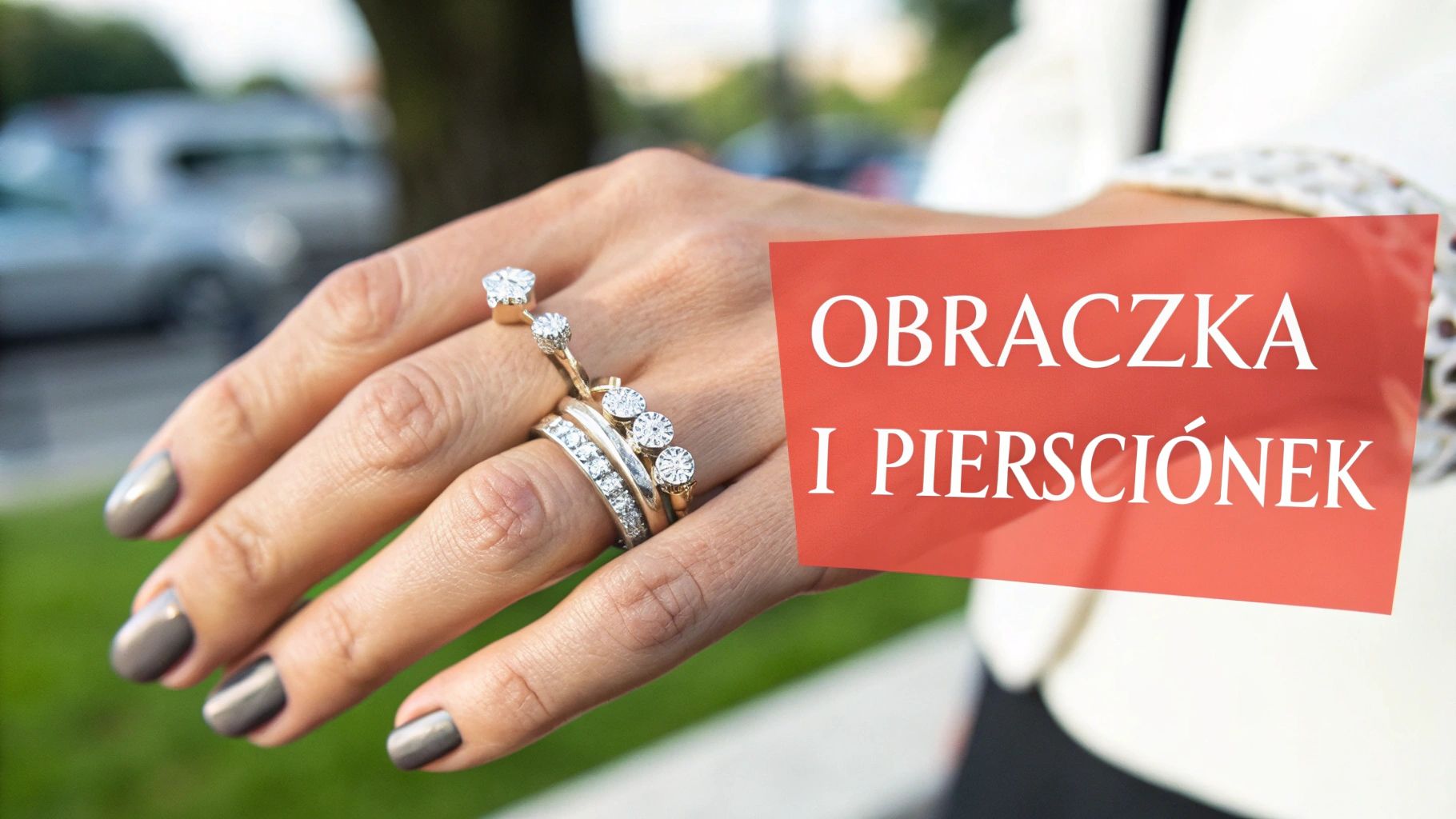 Kobieta nosząca pierścionek zaręczynowy i obrączkę na jednym palcu