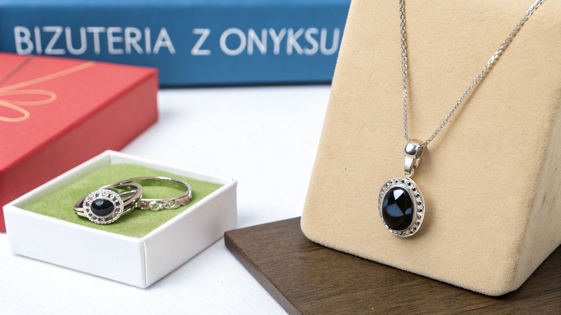 Biżuteria z onyksem - srebrny naszyjnik z czarnym kamieniem i komplet pierścionków w pudełku