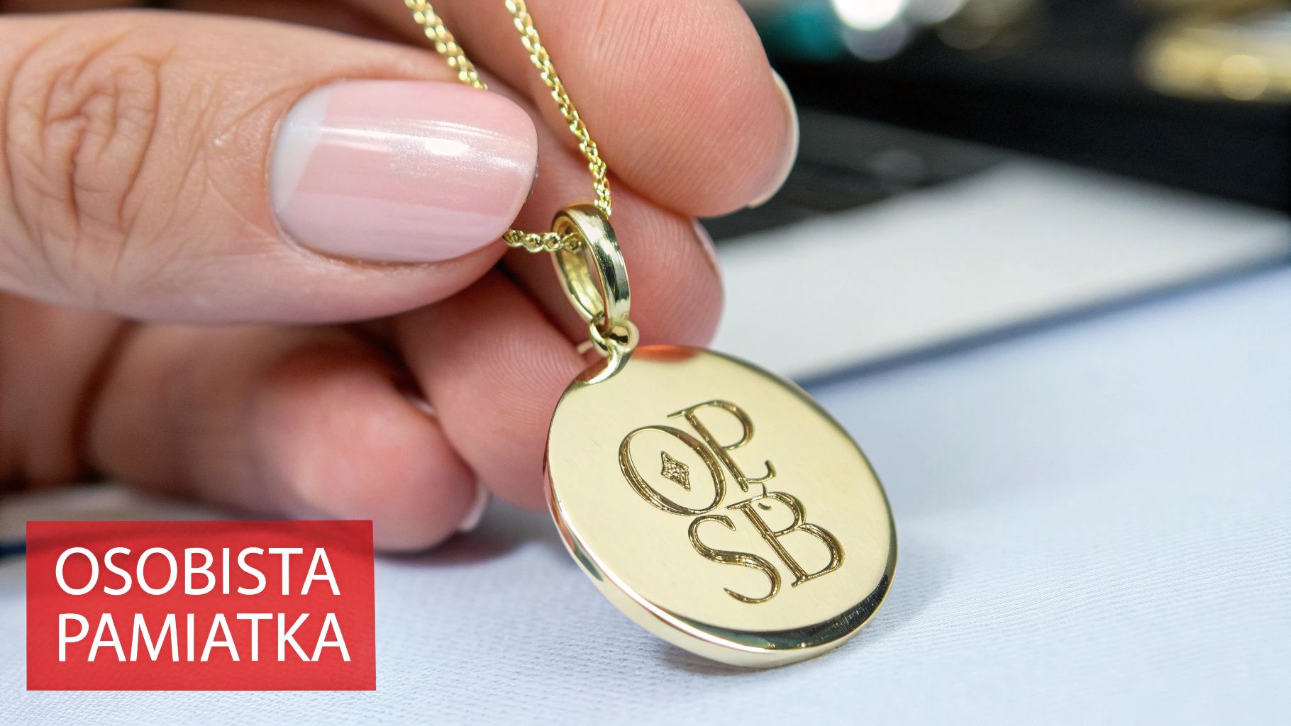 Kobieta z uśmiechem oglądająca biżuterię