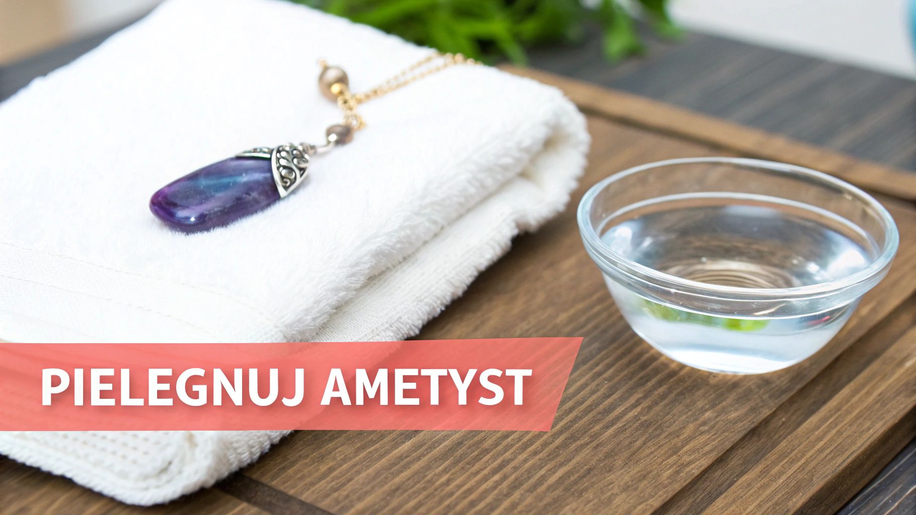 Kobieta delikatnie czyści biżuterię z ametystem