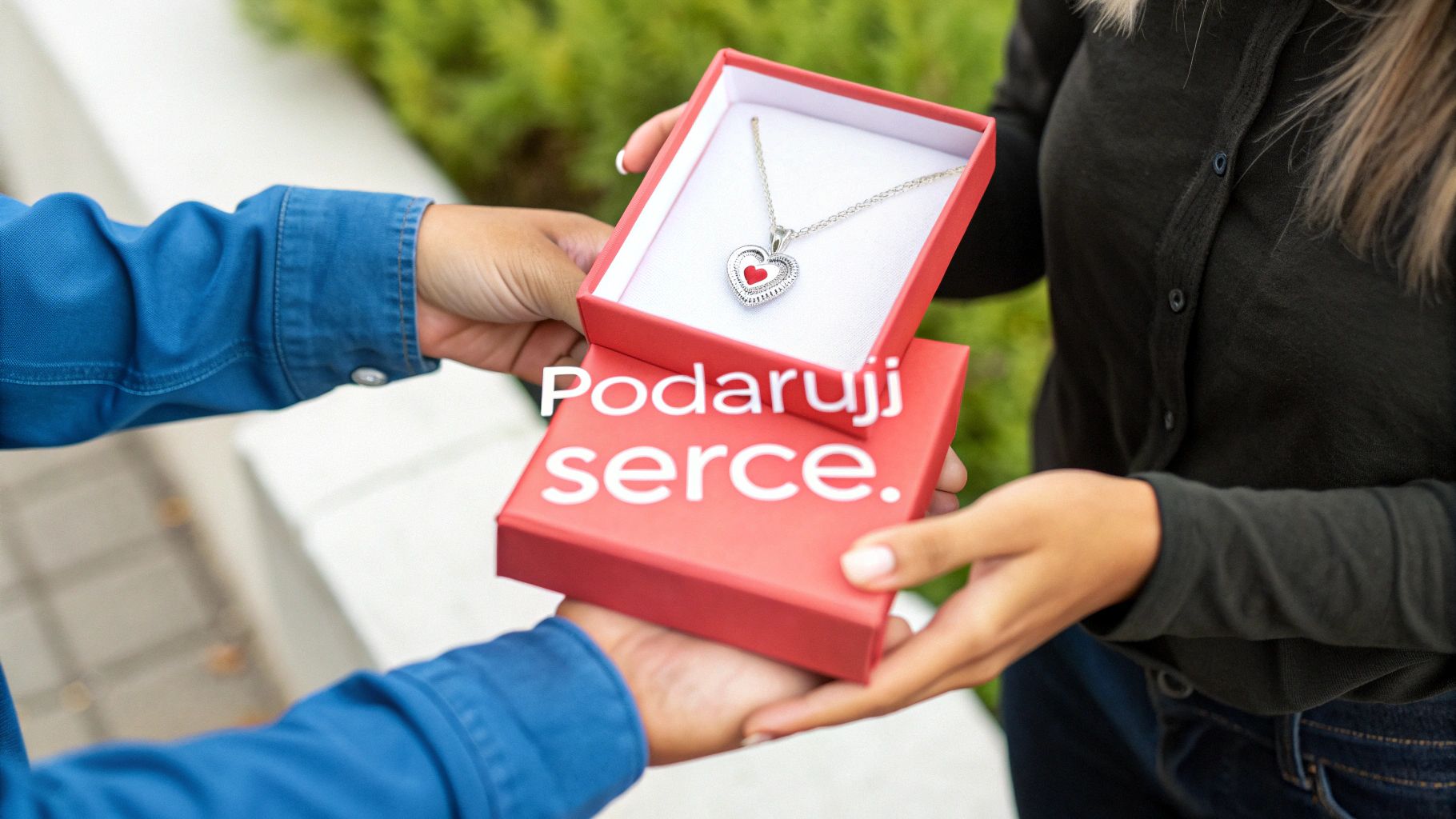 Kobieta otrzymująca w prezencie naszyjnik z sercem