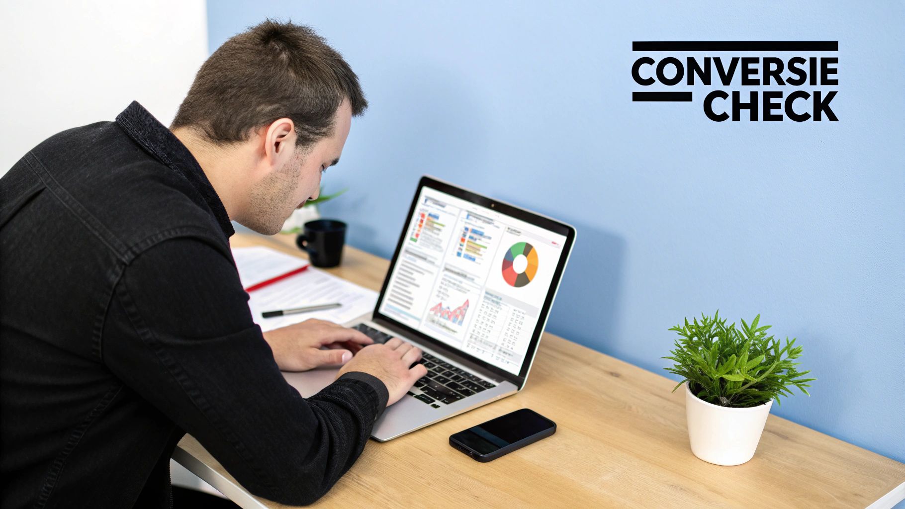 Man analyseert conversie statistieken en grafieken op laptop voor webshop optimalisatie