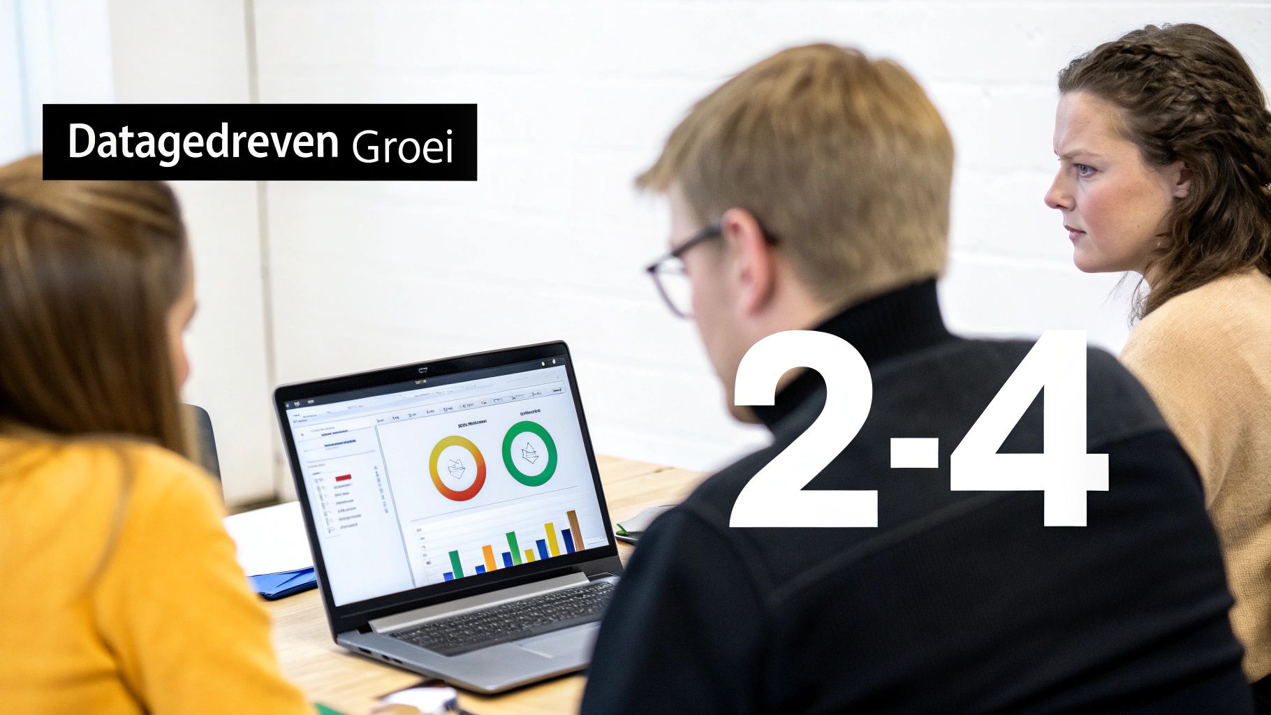 Drie mensen bespreken data-gedreven groei met behulp van een laptop met grafieken en analyses.