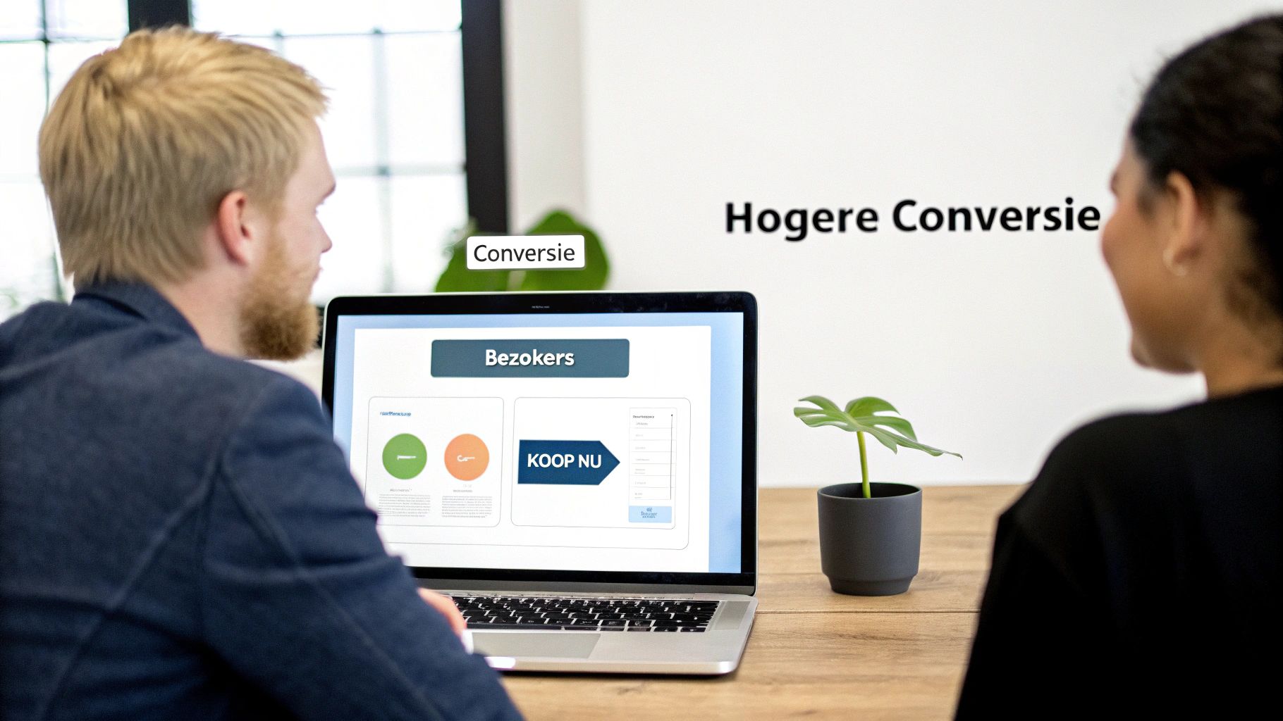 Twee mensen kijken naar een laptop met een website-conversieanalyse en de tekst 'Hogere Conversie' op de muur.