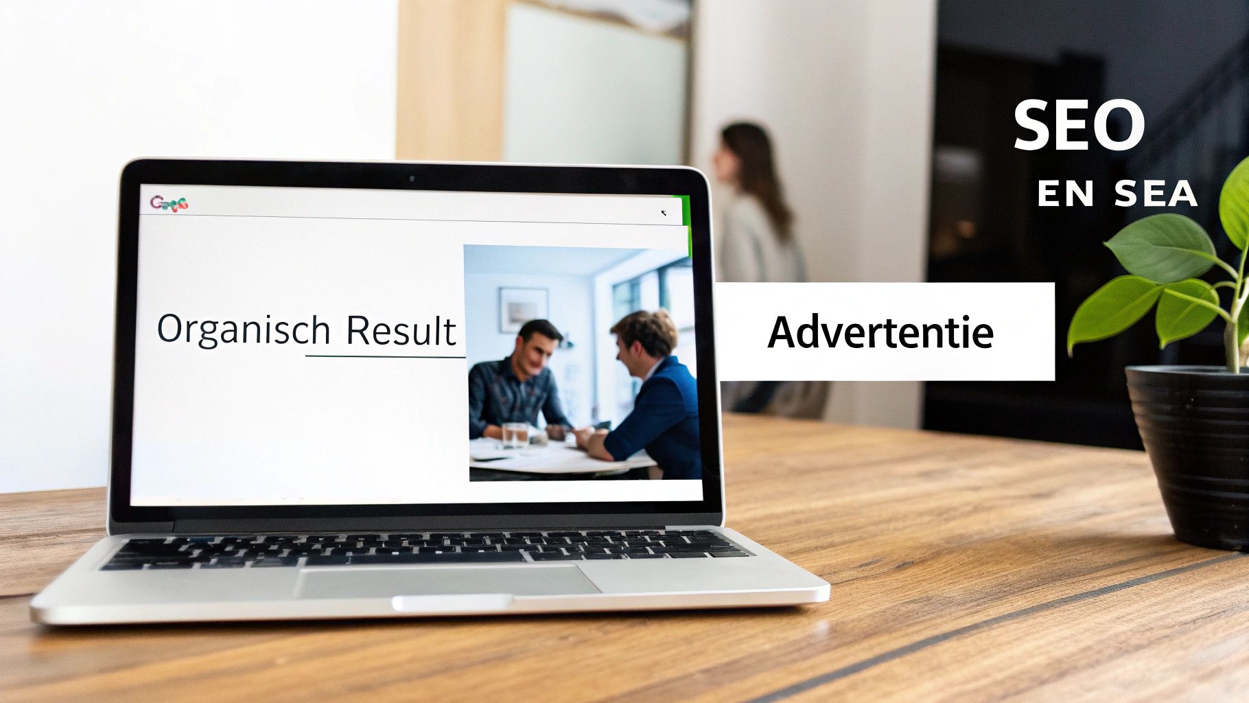 Een laptop op een houten bureau met 'Organisch Resultaat' en 'Advertentie' op het scherm, naast de tekst 'SEO EN SEA' en een groene plant.