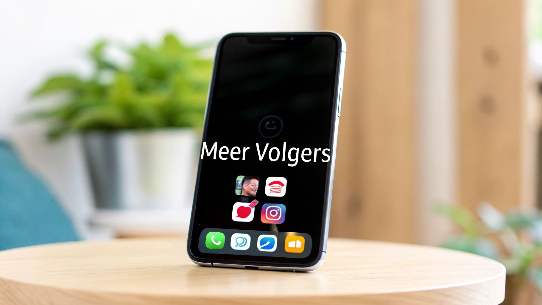 Een iPhone met apps en de tekst 'Meer Volgers' op een houten tafel.