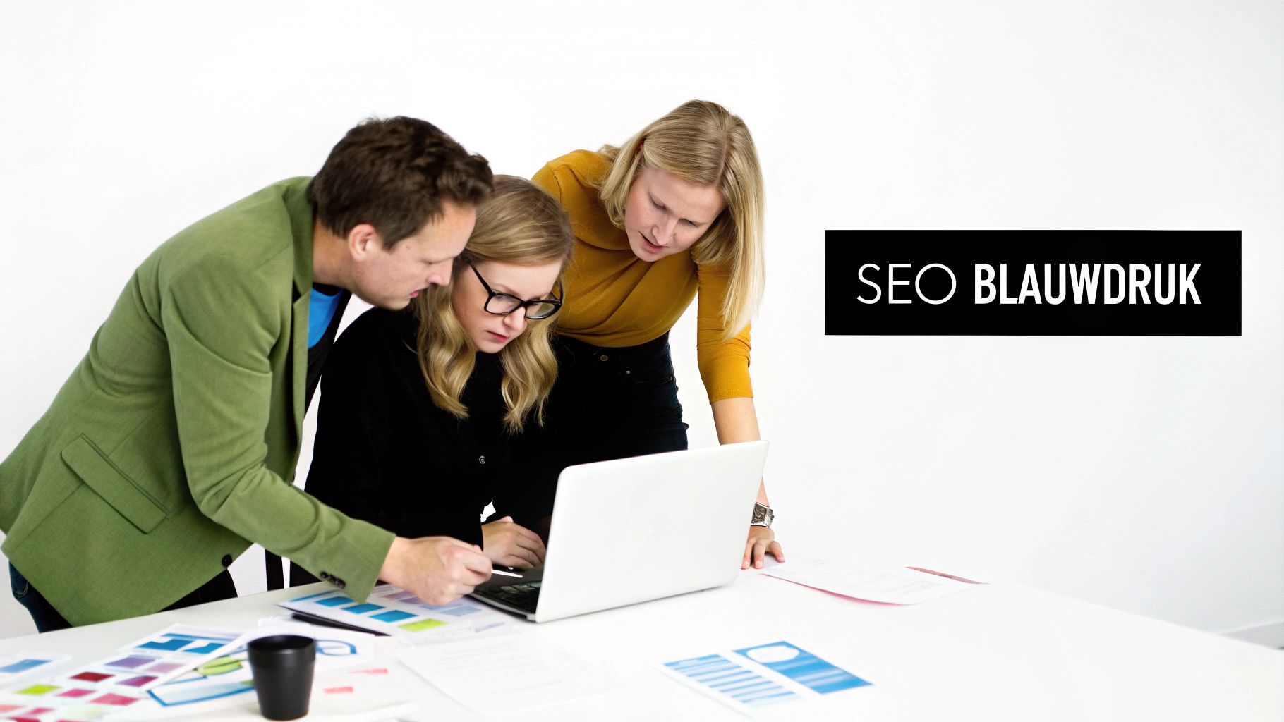 Team van drie mensen bespreekt SEO strategie rond een laptop, met 'SEO BLAUWDRUK' tekst.