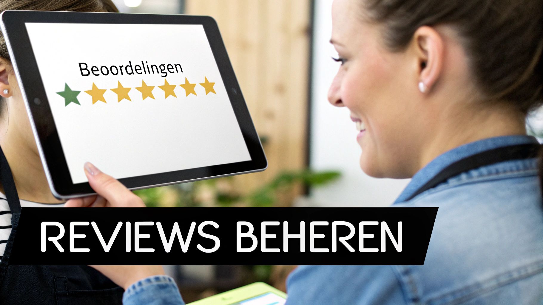 Vrouw toont tablet met 'Beoordelingen' en sterren, terwijl een andere vrouw lacht. Zwarte balk met tekst 'REVIEWS BEHEREN'.