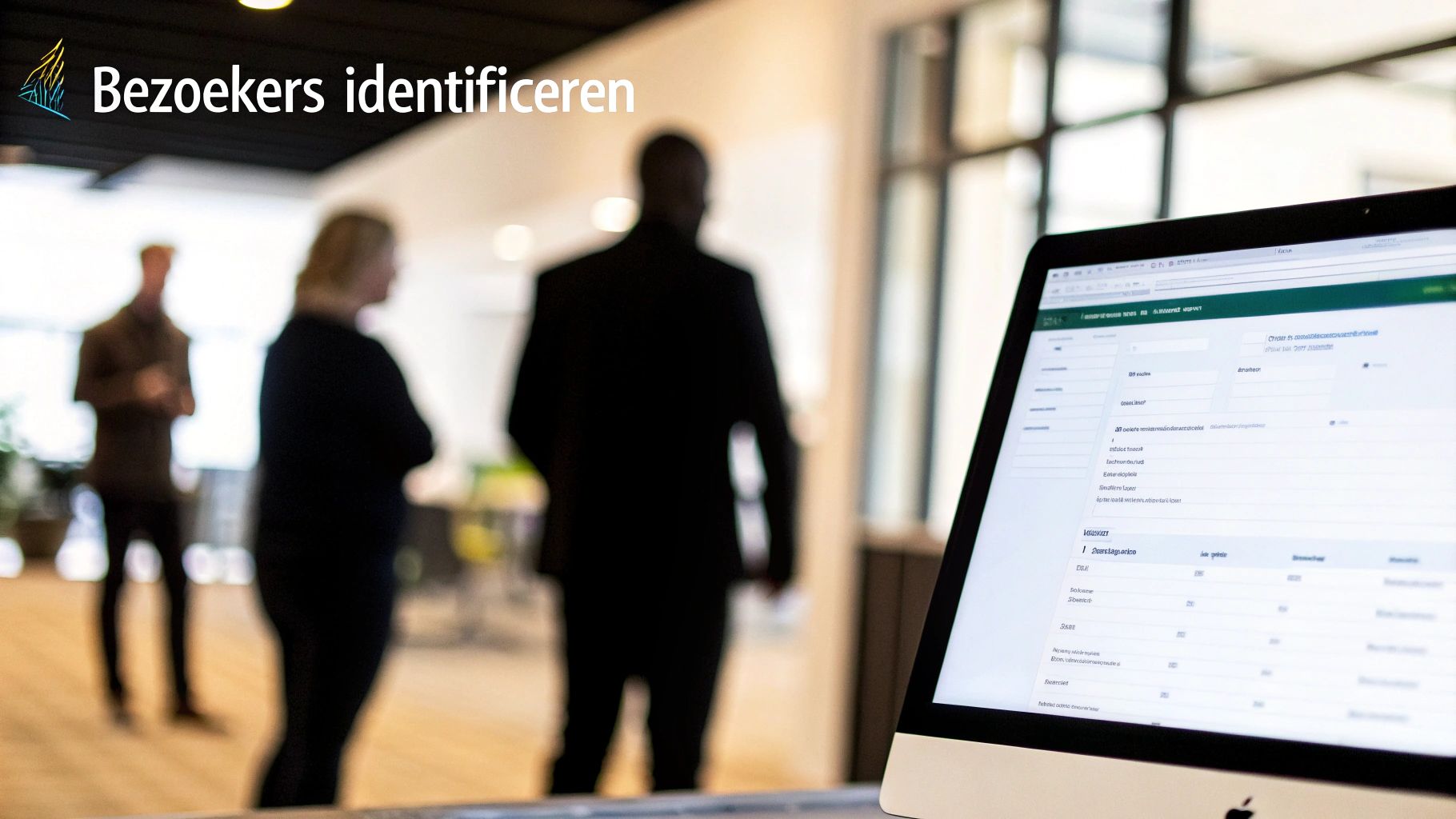 Scherm toont software voor bezoekersidentificatie in een modern kantoor met mensen op de achtergrond.