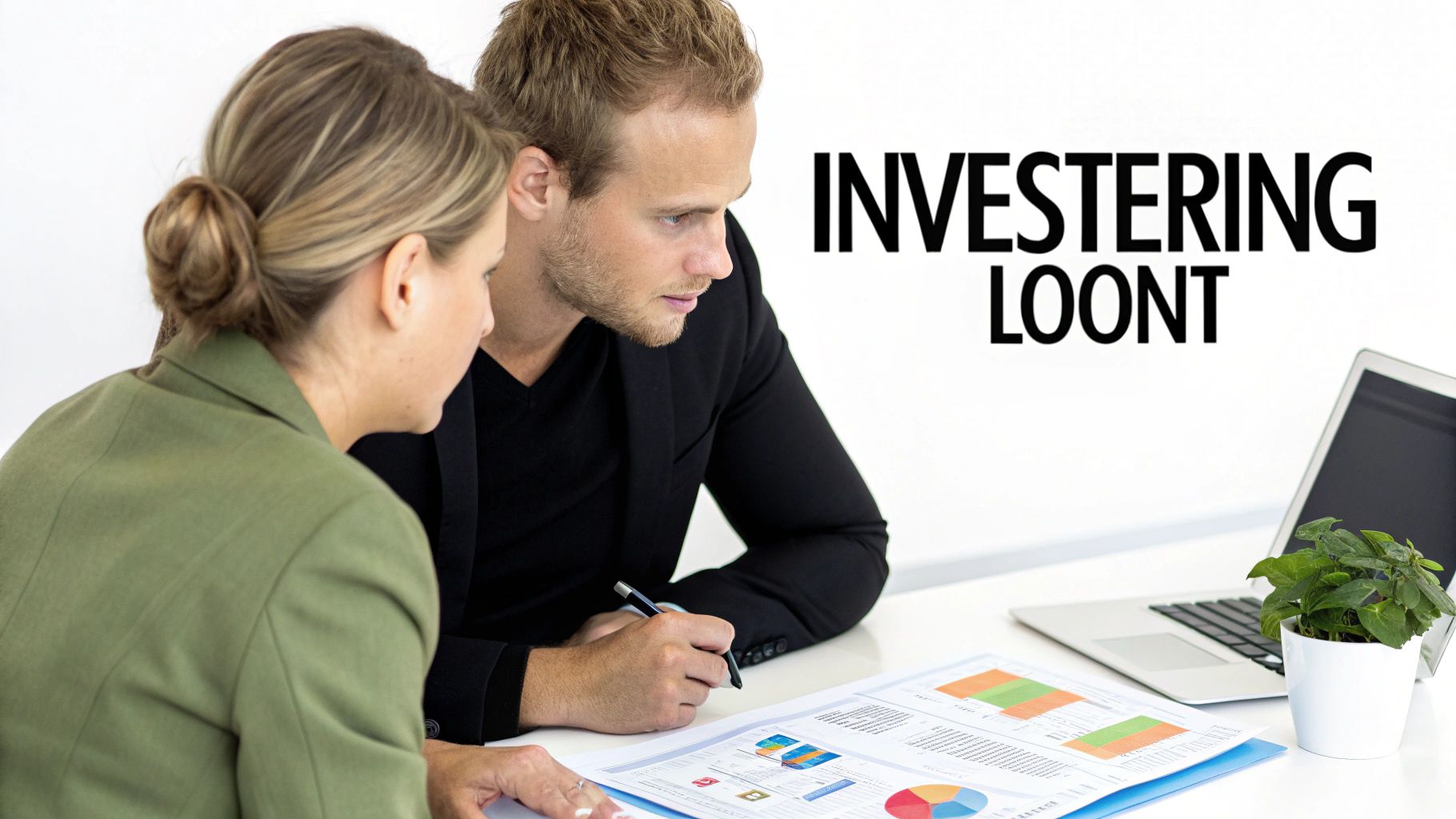 Twee mensen, een man en een vrouw, bespreken investeringsdocumenten met grafieken op een bureau, met de tekst 'INVESTERING LOONT' op de achtergrond.
