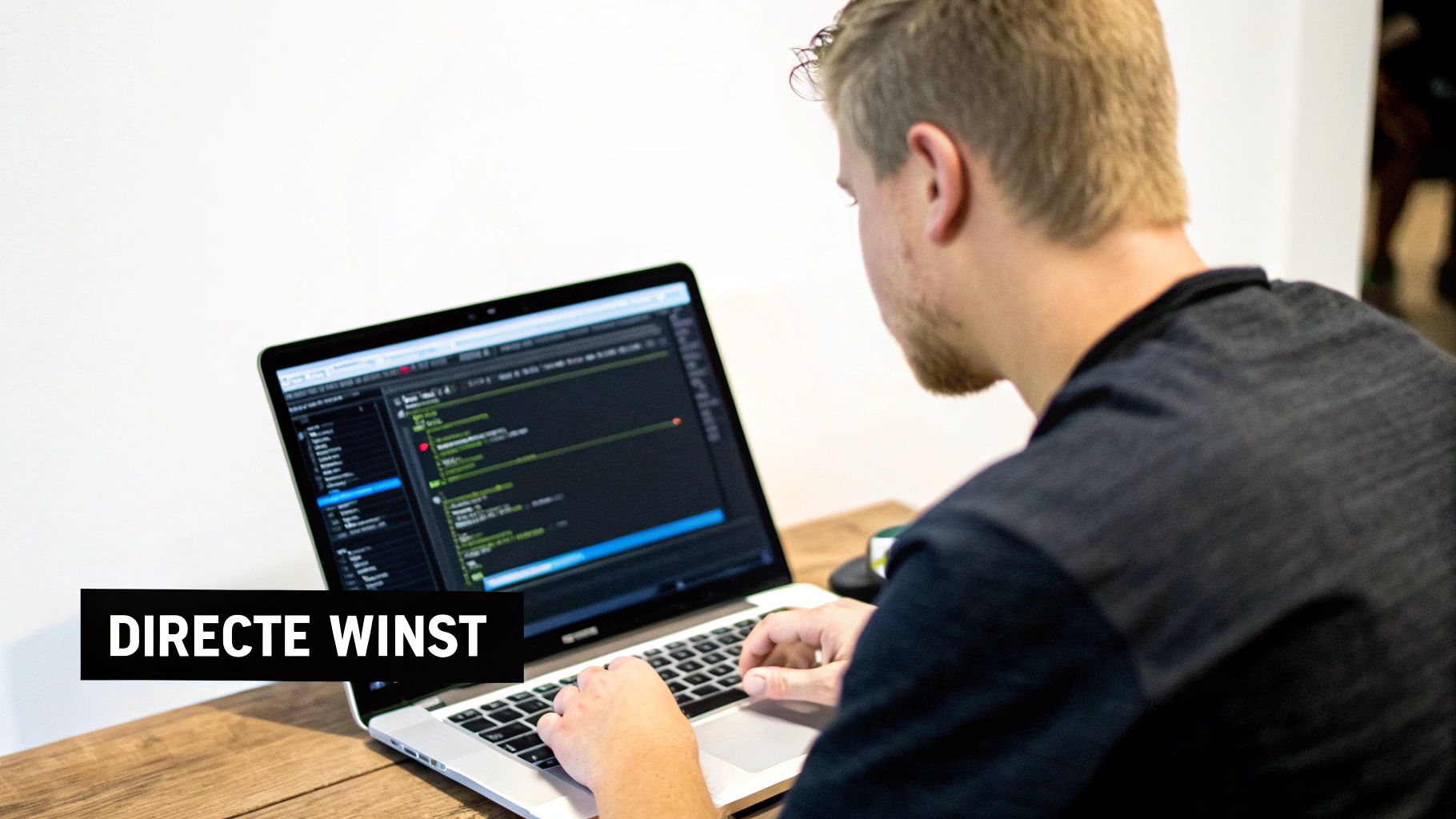 Softwareontwikkelaar werkt aan code op laptop om directe winst te behalen