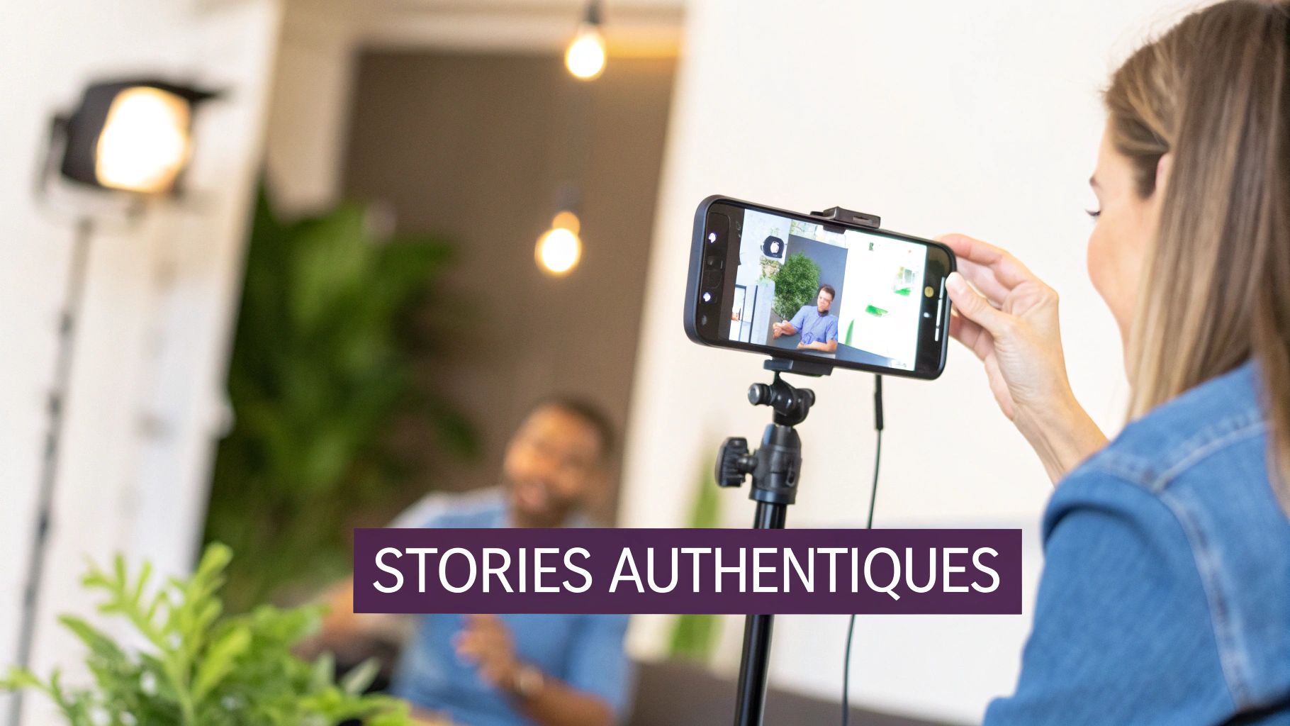 Une femme filme une interview vidéo avec un smartphone sur trépied pour créer des stories authentiques sur les réseaux sociaux.