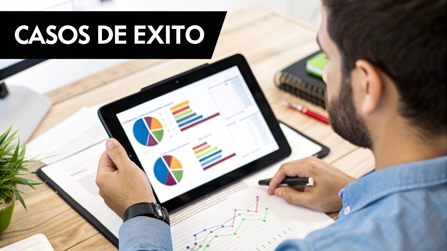 Una persona analizando gráficos de crecimiento en una pantalla