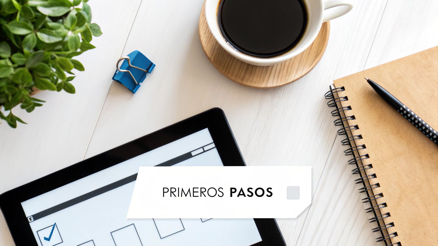 Una persona planificando un flujo de trabajo de automatización en una pizarra.