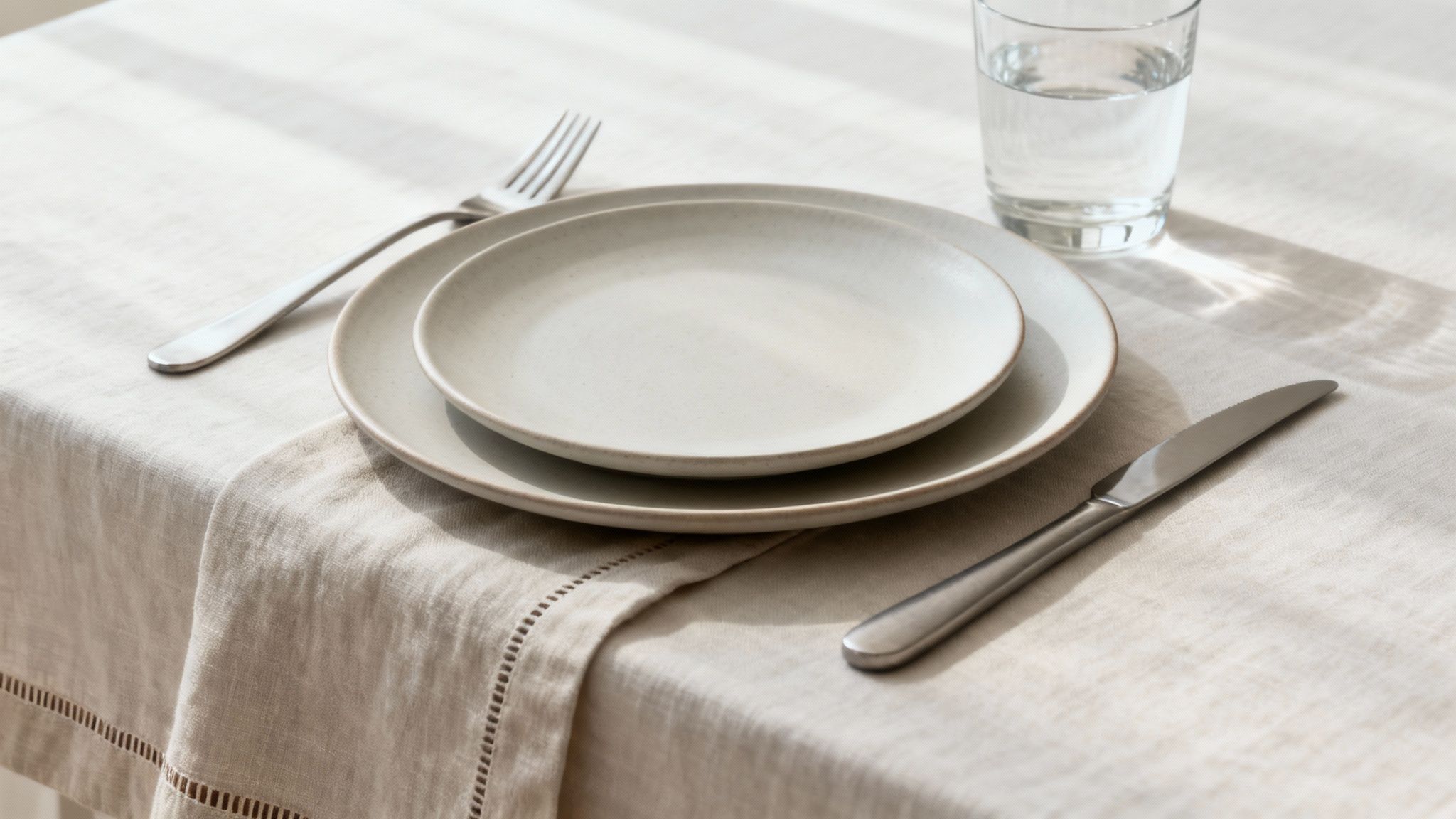 Een perfect ingedekte tafel met aandacht voor details zoals servies, linnen en decoratie.