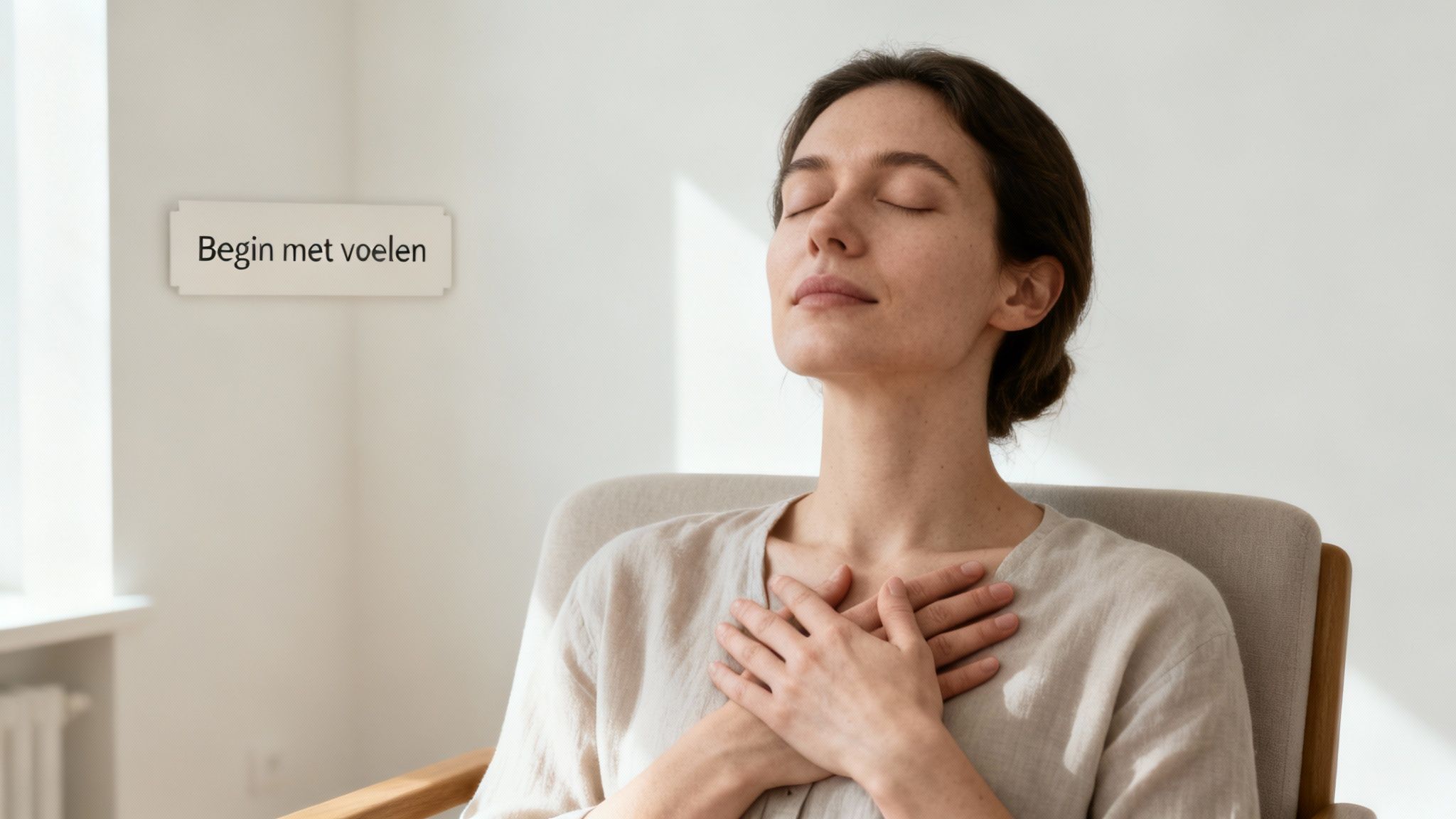 Rustige vrouw met gesloten ogen en handen op haar borst, mediterend in een lichte kamer met de tekst 'Begin met voelen'.