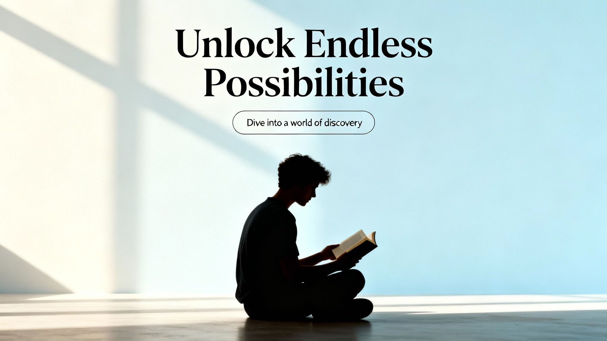 Een notitieboekje en een pen op een bureau, wat het creatieve proces van tekst schrijven symboliseert