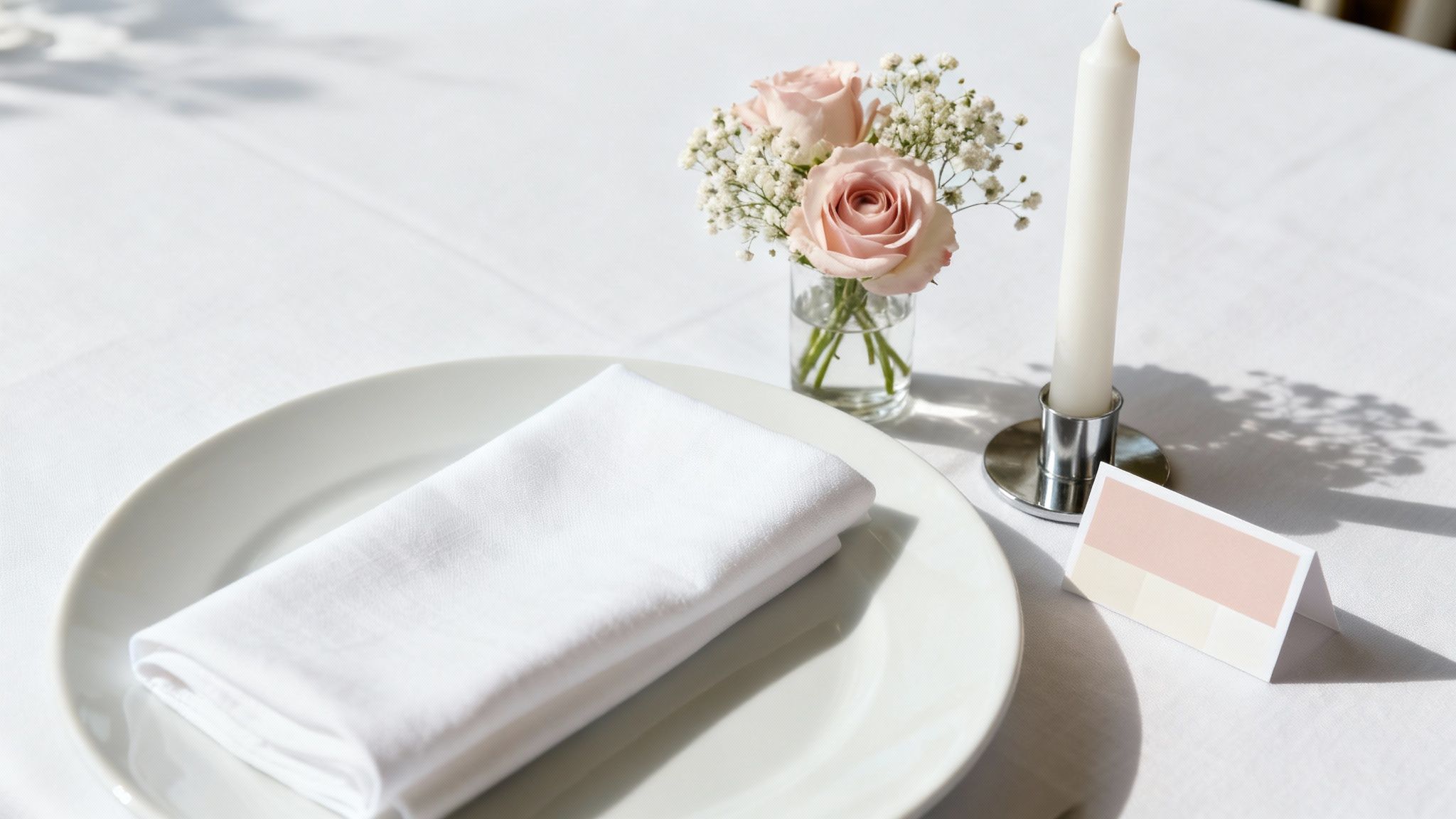 Een bruidspaar proost, lachend en ontspannen op hun perfect gecoördineerde trouwdag.