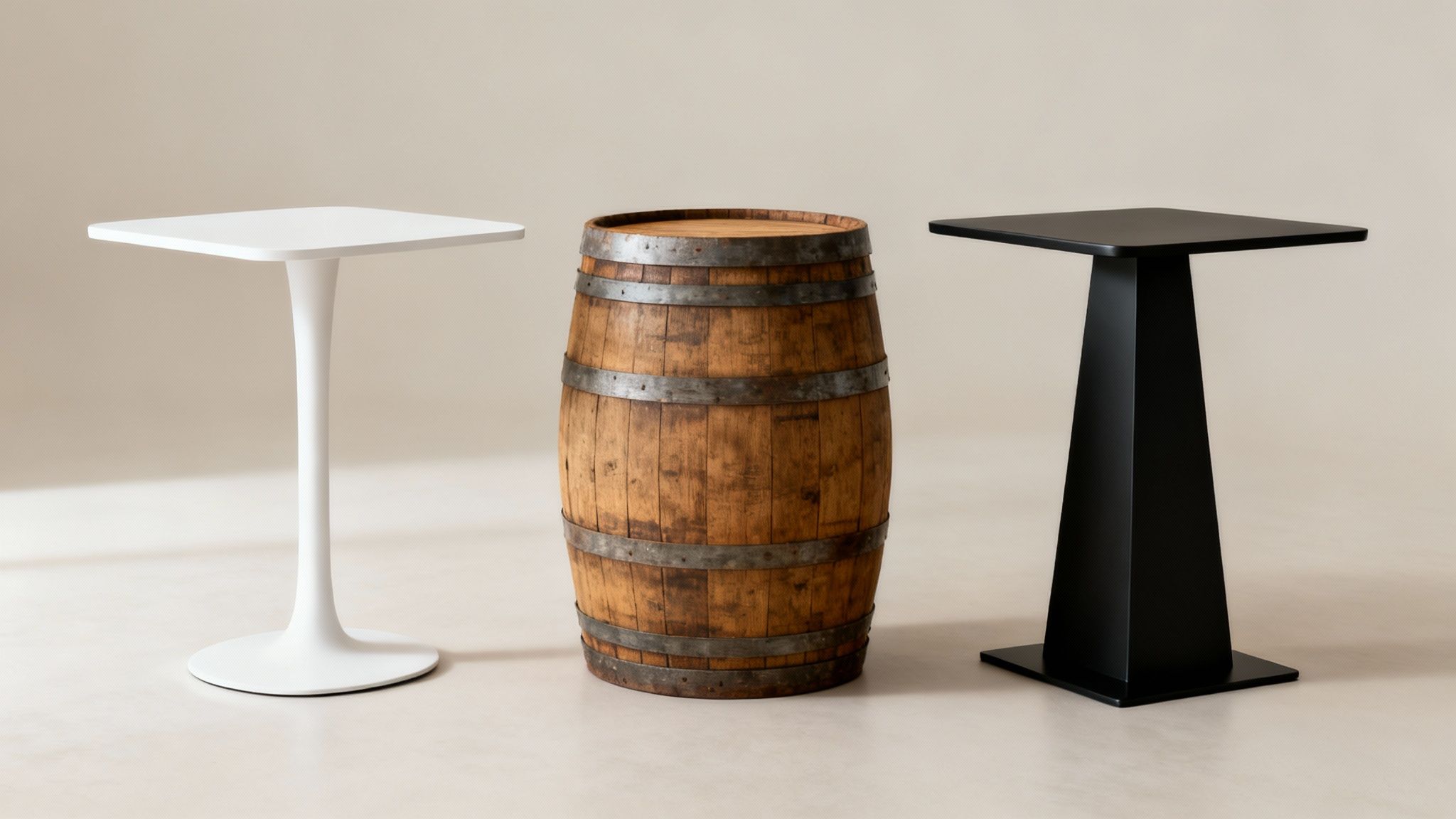 Drie verschillende statafels op een rij: een witte met ronde voet, een houten vat en een zwarte met vierkante voet.