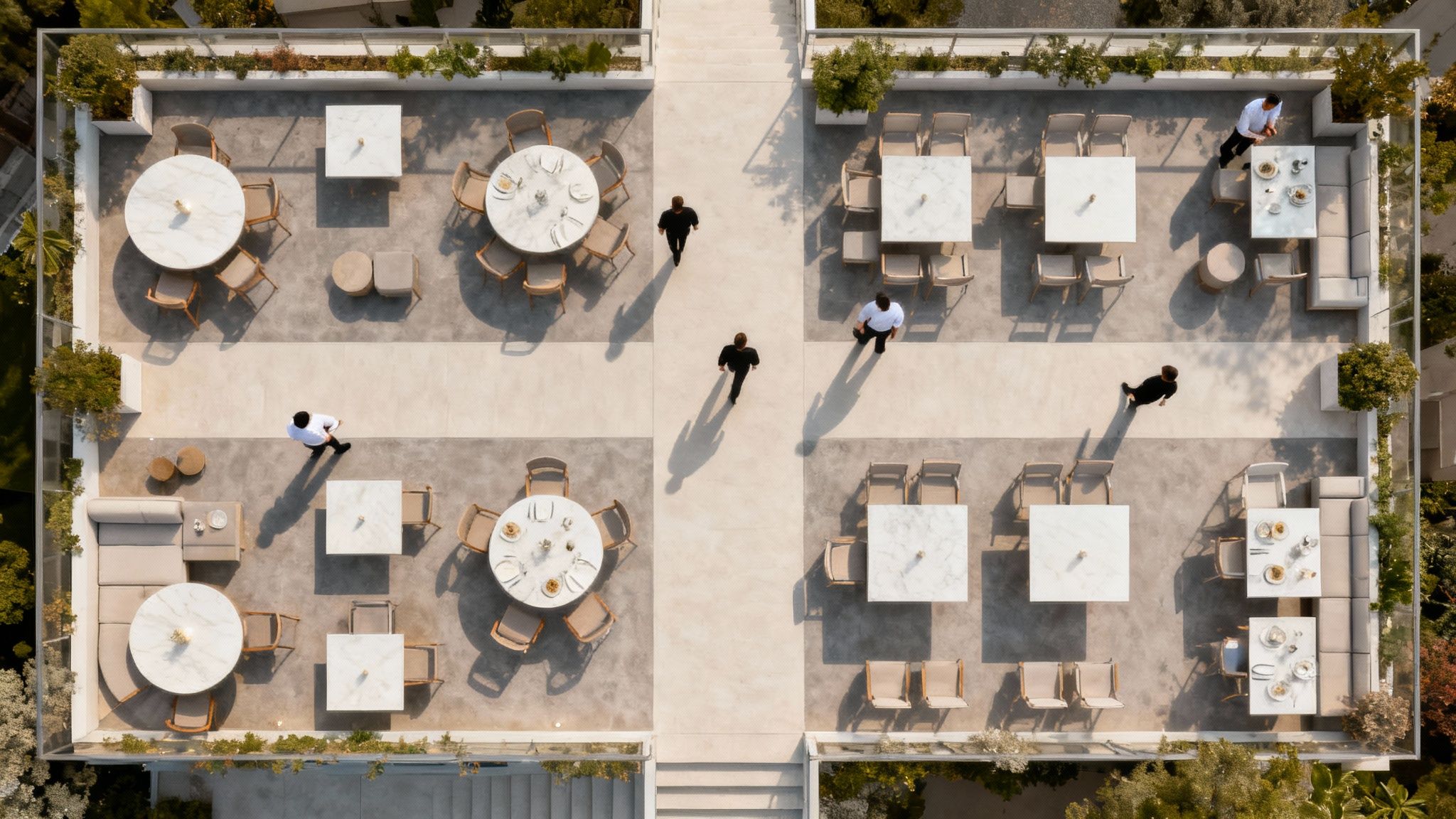 Een slim ingedeeld horecaterras dat ruimtelijk aanvoelt.