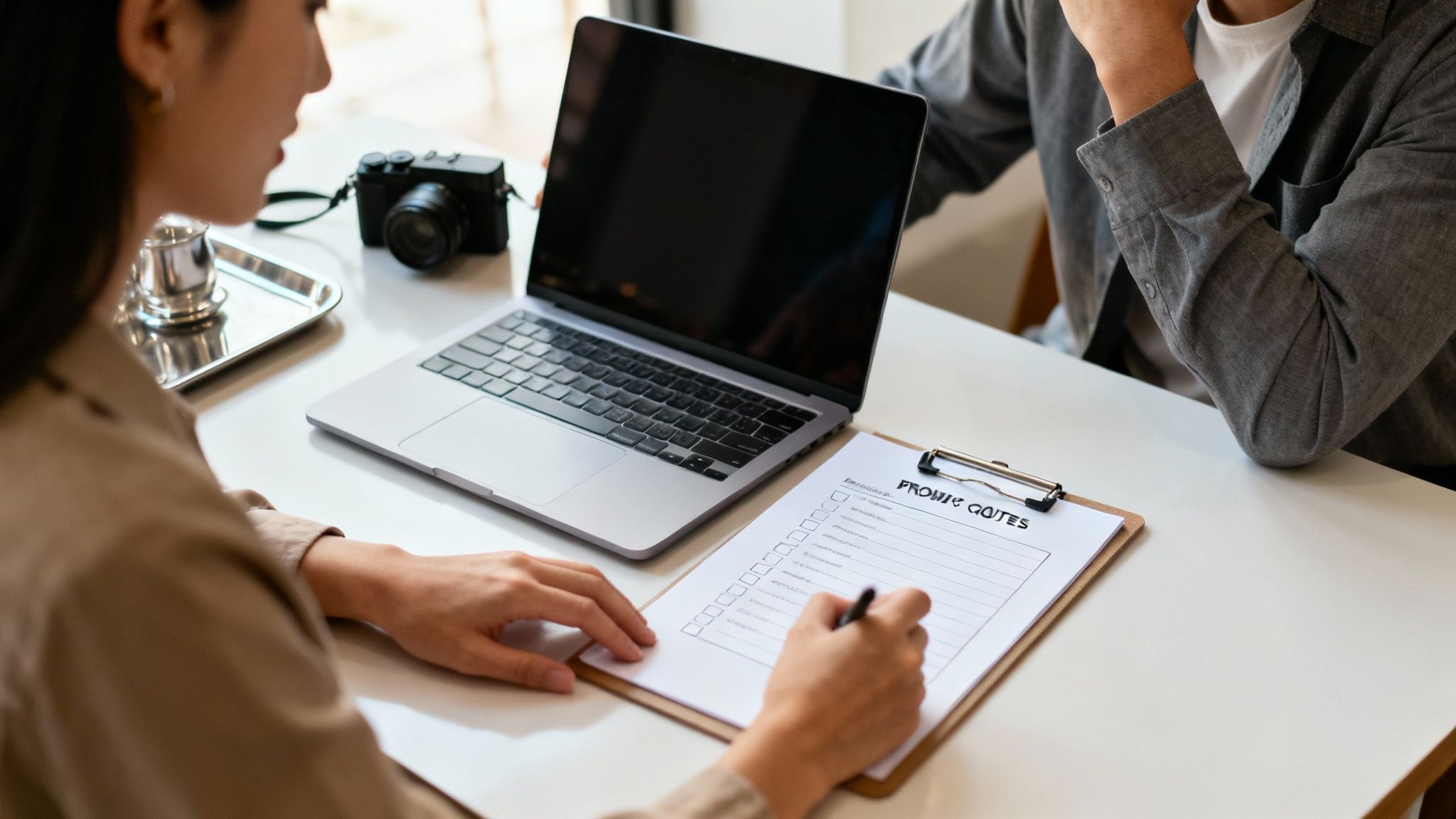 Een prachtig gedekte tafel voor een bruiloft, die de essentie van sfeer en styling weergeeft.