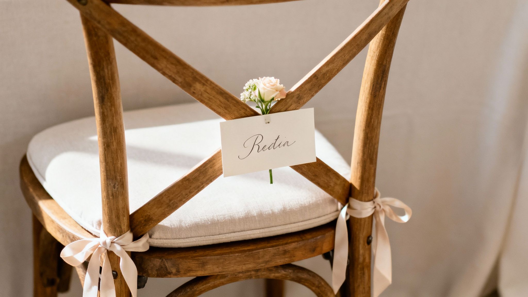 Gedekte tafel met crossback stoelen en elegante decoratie