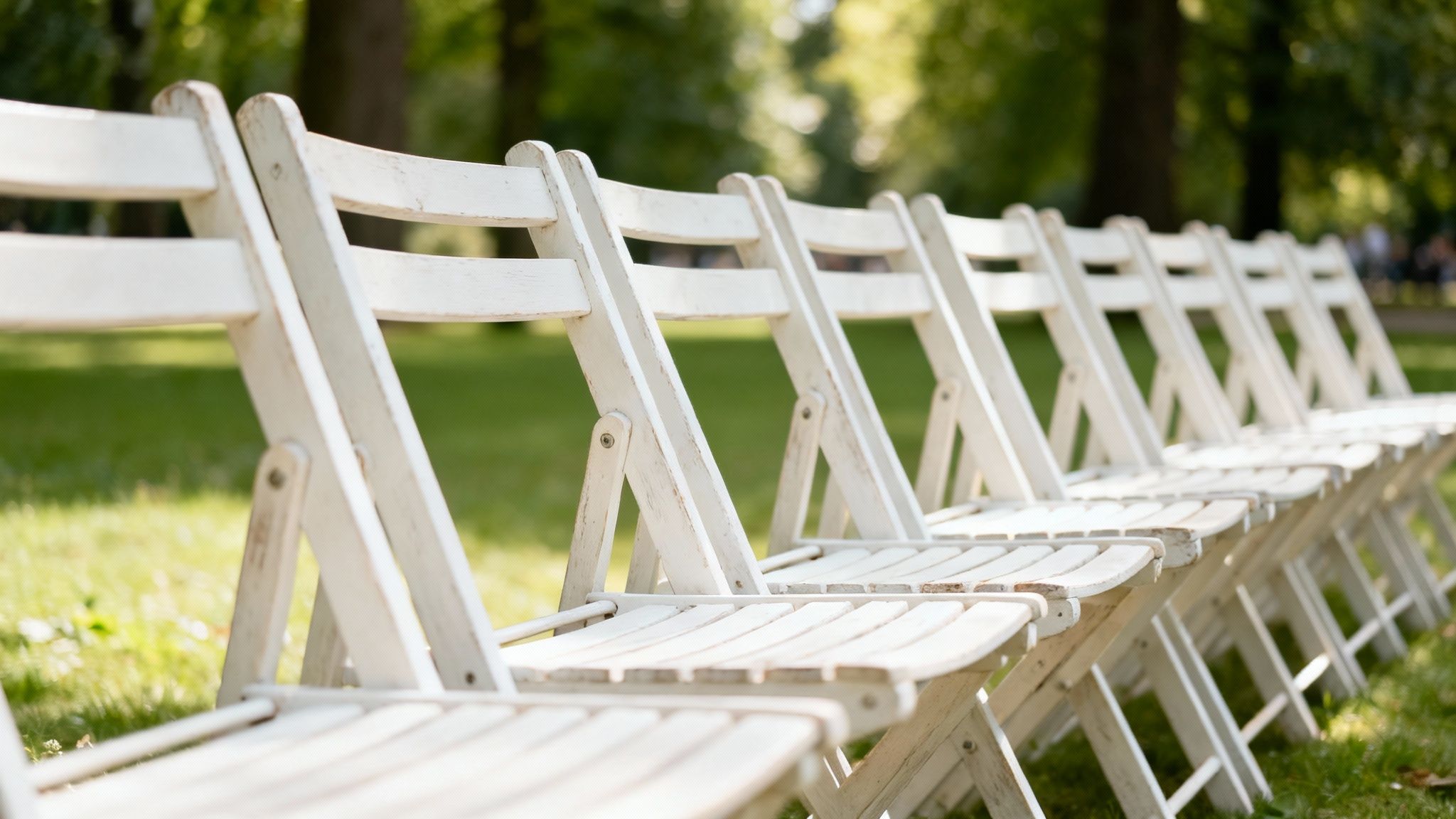 Elegante stoelen opgesteld voor een buitenevenement