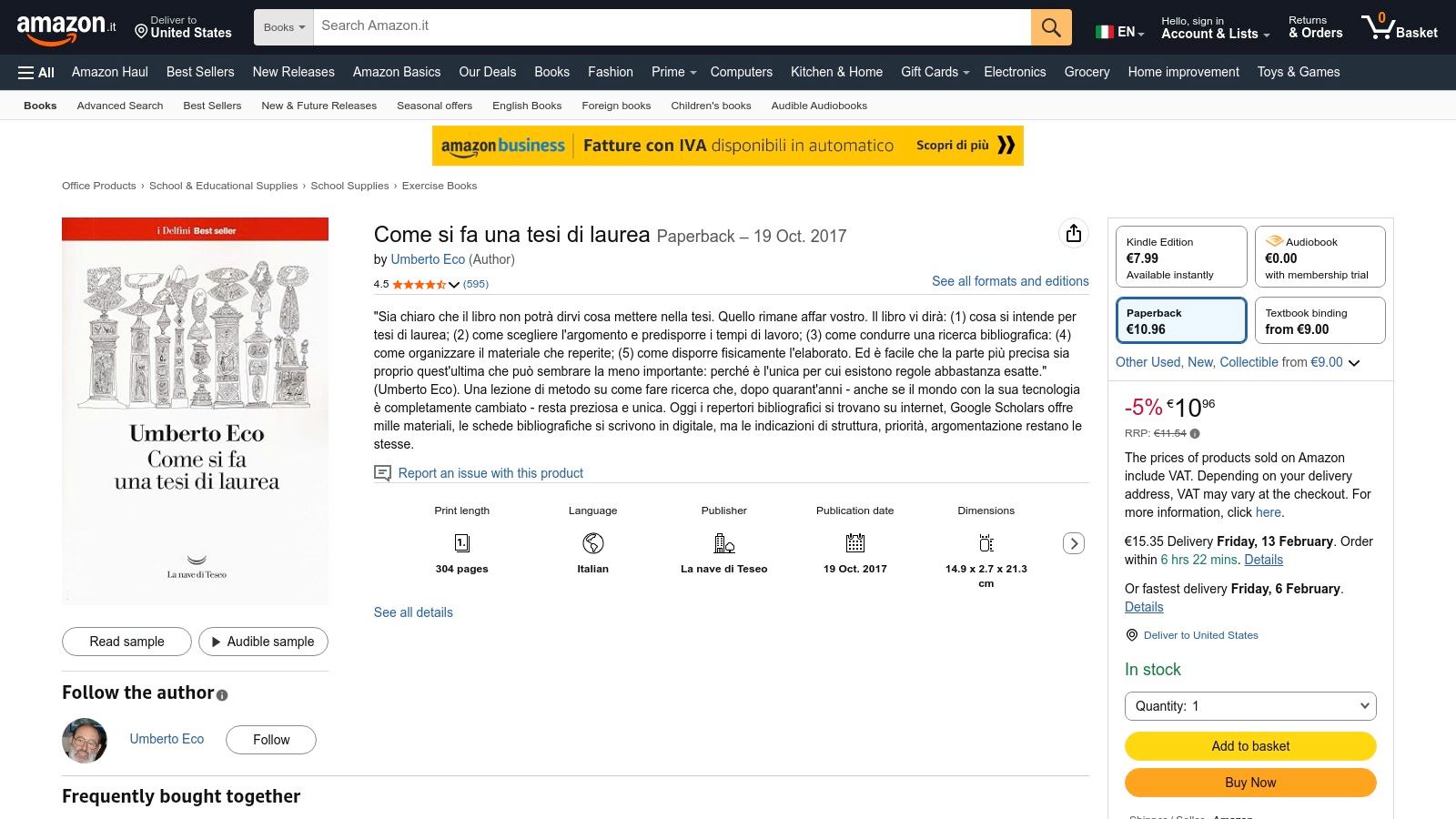 Manuale con esempi di tesi di laurea triennale aperto su una scrivania