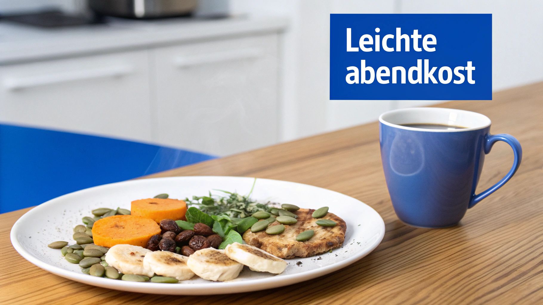 Ein Teller mit einer gesunden Mahlzeit, bestehend aus Gemüse, Samen, Pfannkuchen und einer Tasse Kaffee auf einem Holztisch mit dem Text 'Leichte abendkost'.