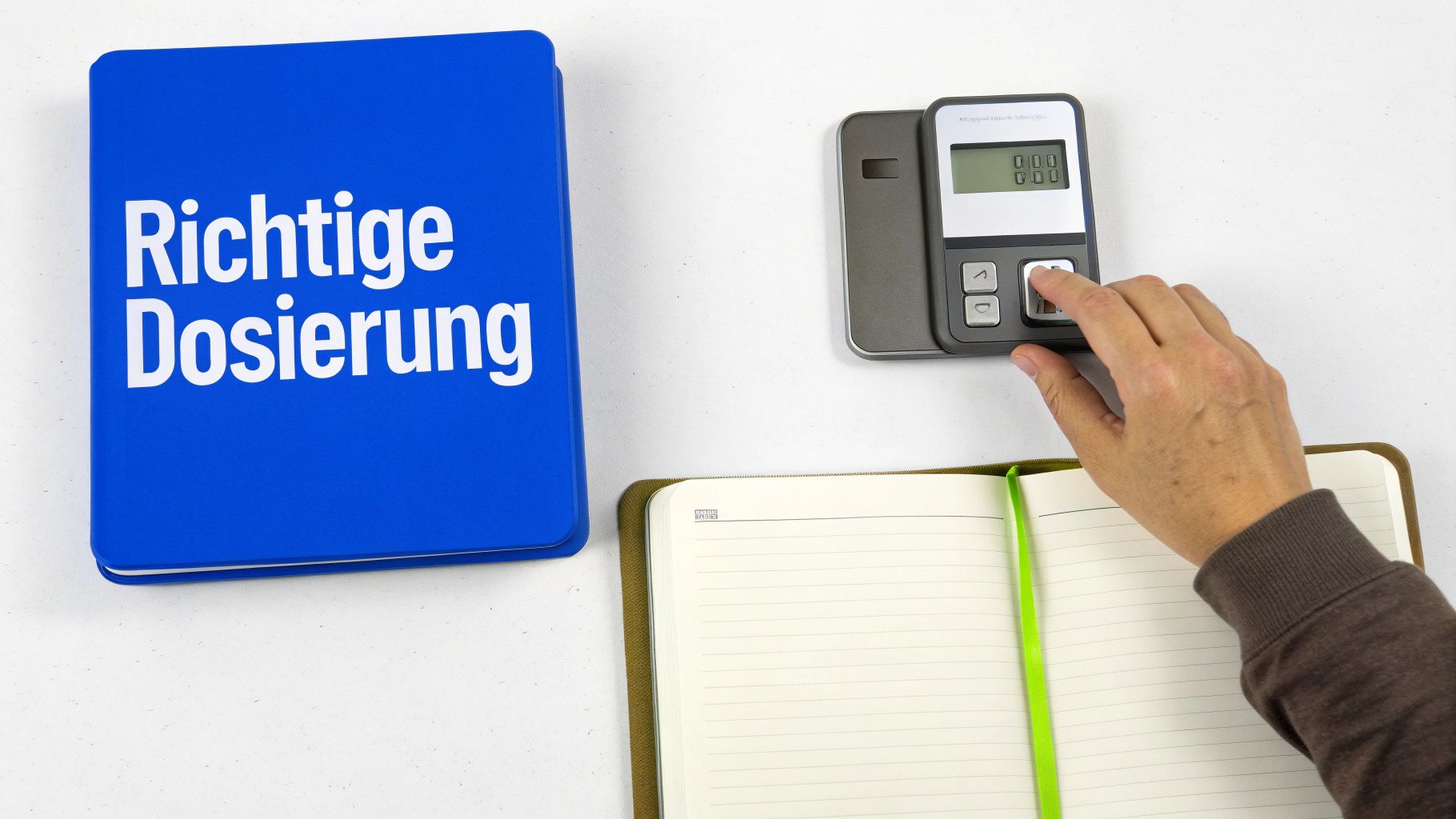Blaue Mappe mit Aufschrift "Richtige Dosierung", digitale Waage und Notizbuch mit grüner Lesezeichen, nützlich für die Anwendung.