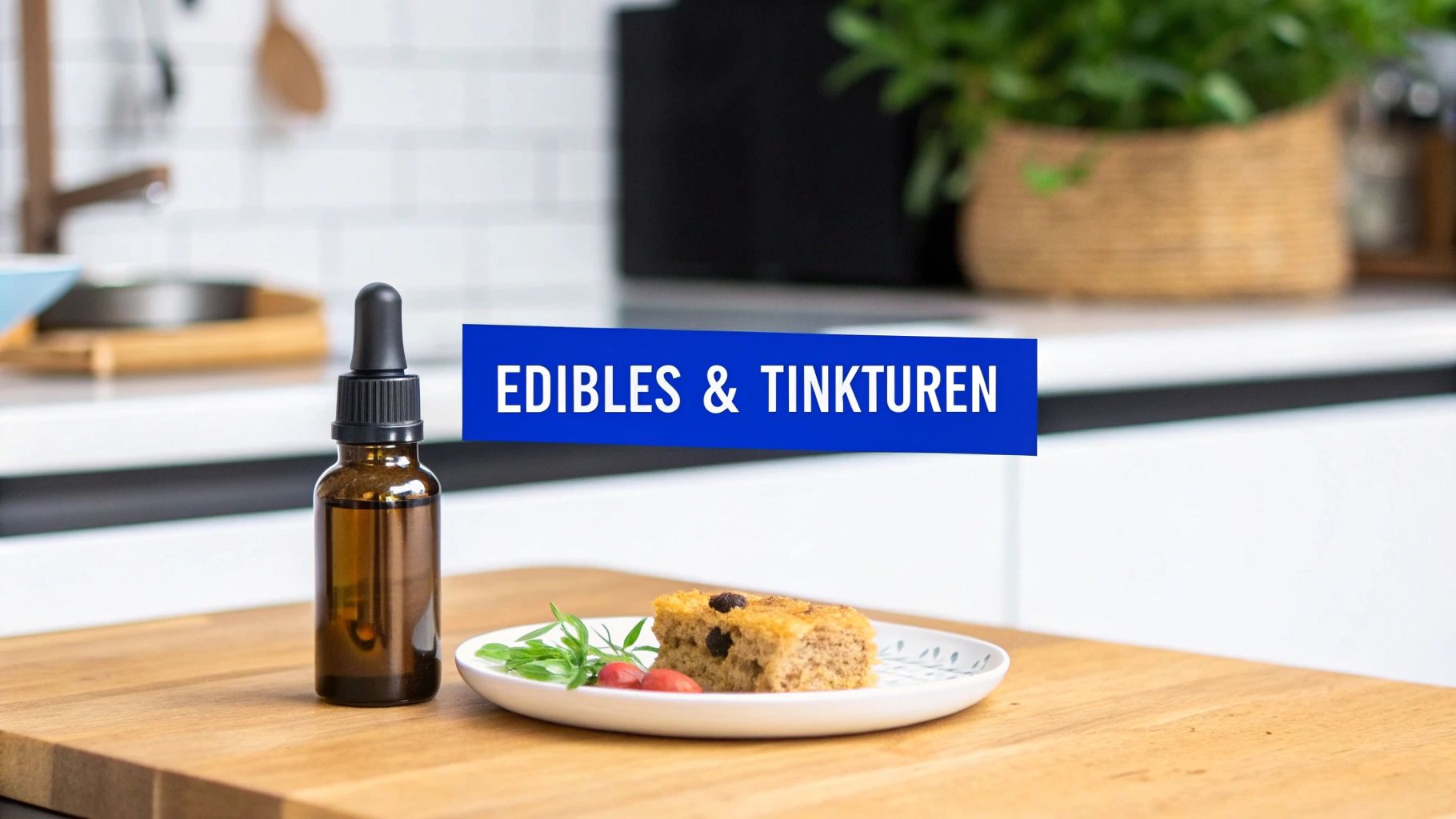 Braune Tropfflasche und Gebäck auf einem Teller in der Küche. Blaue Beschriftung: EDIBLES & TINKTUREN.