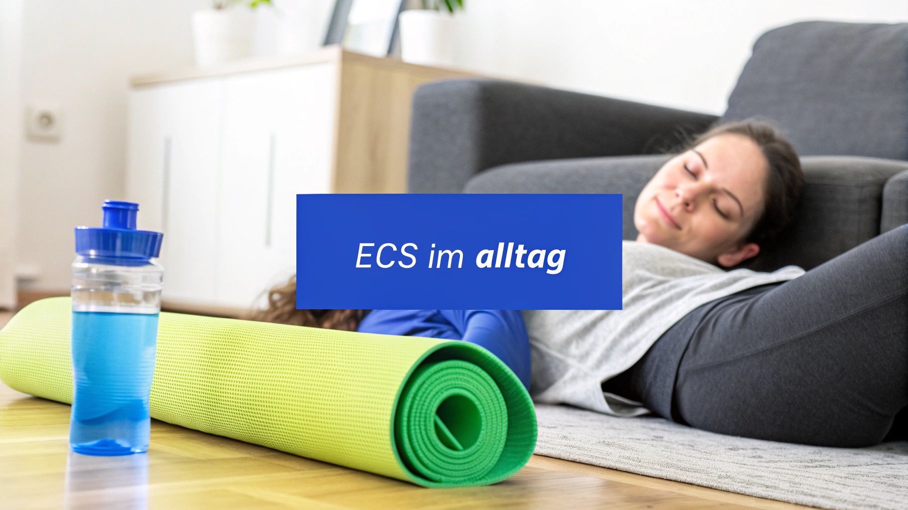 Eine Frau entspannt sich neben einer Yogamatte und Wasserflasche, passend zum Thema ECS im Alltag.