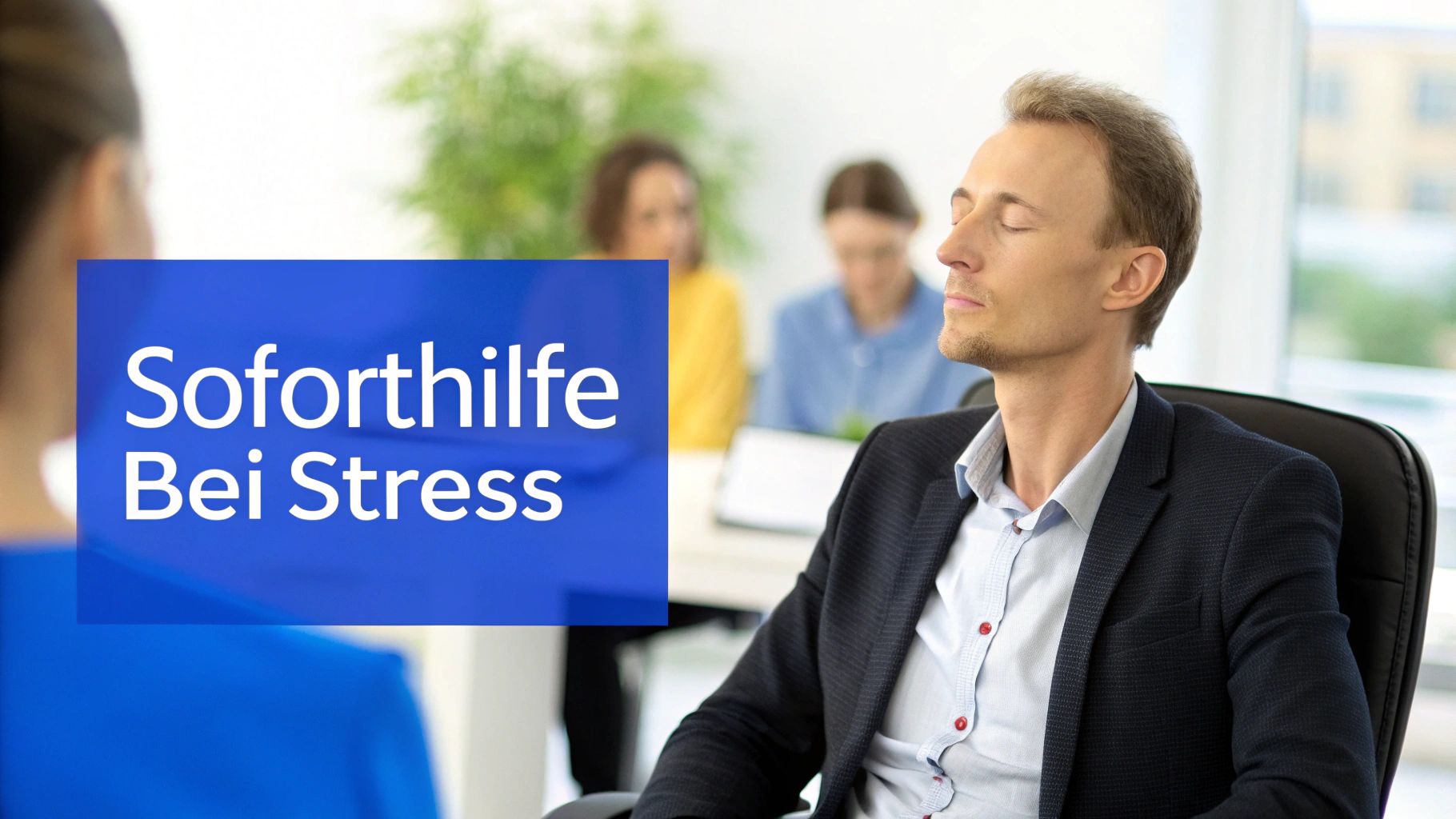 Ein Mann entspannt sich mit geschlossenen Augen im Büro, während ein blauer Kasten „Soforthilfe Bei Stress“ anzeigt.
