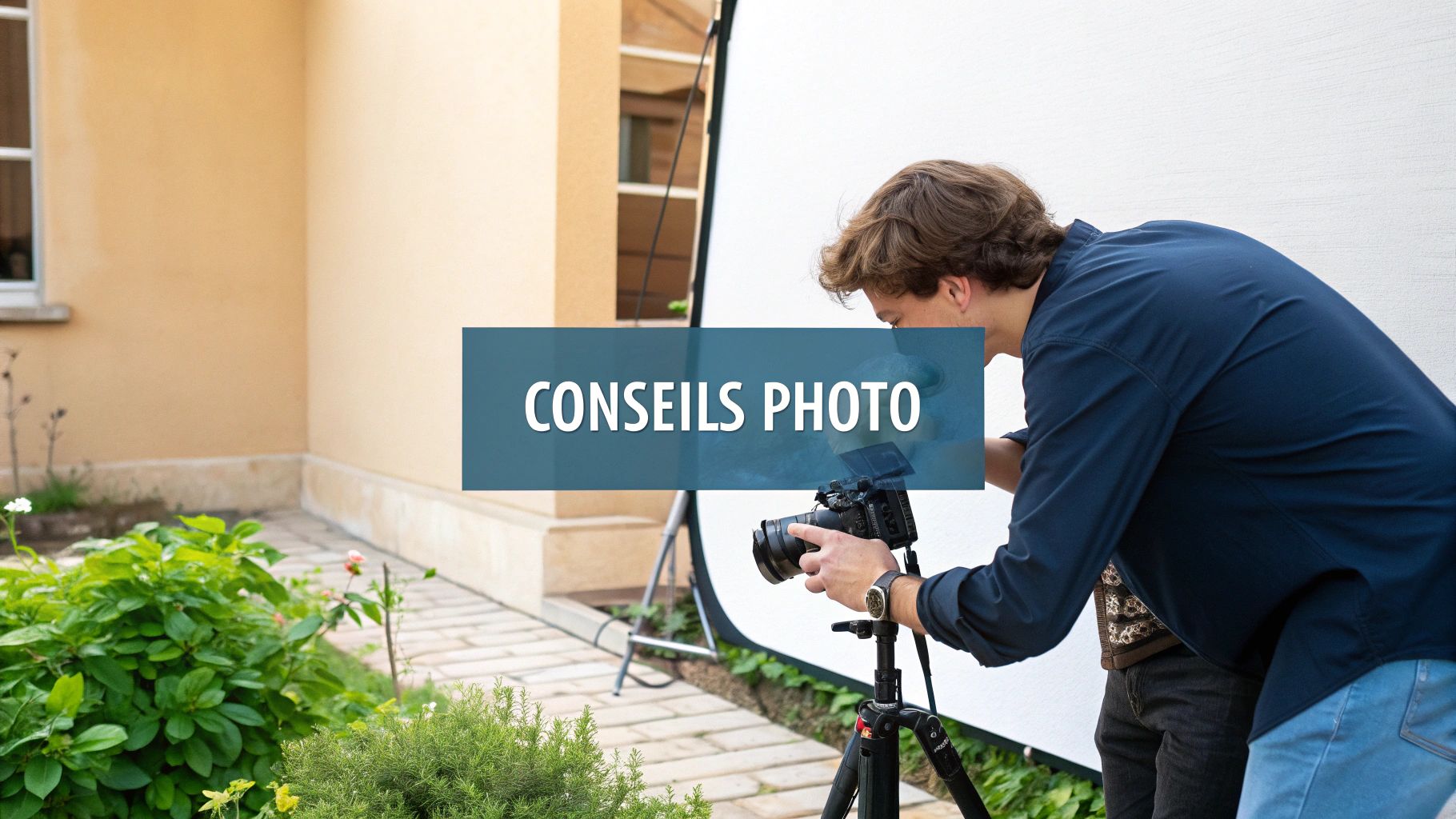 Une photographe ajuste son appareil photo en studio, se préparant pour une séance de portrait.