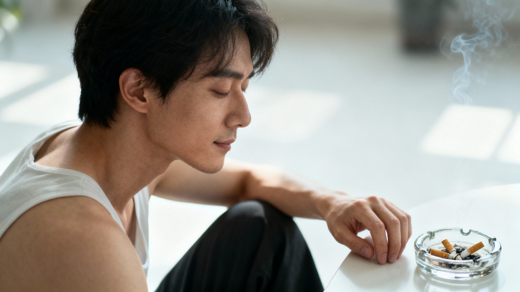 Une personne relaxée assise sur un fauteuil, symbolisant la tranquillité d'une séance d'hypnose