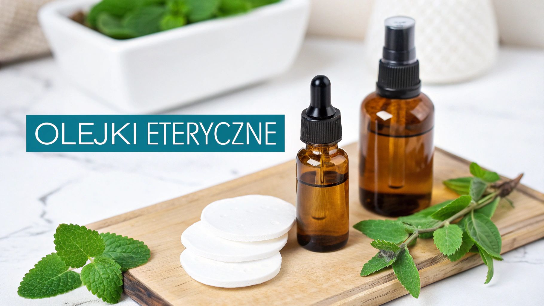 Olejki eteryczne w szklanych butelkach z zakraplaczem i atomizerem, waciki kosmetyczne oraz świeża mięta na desce.