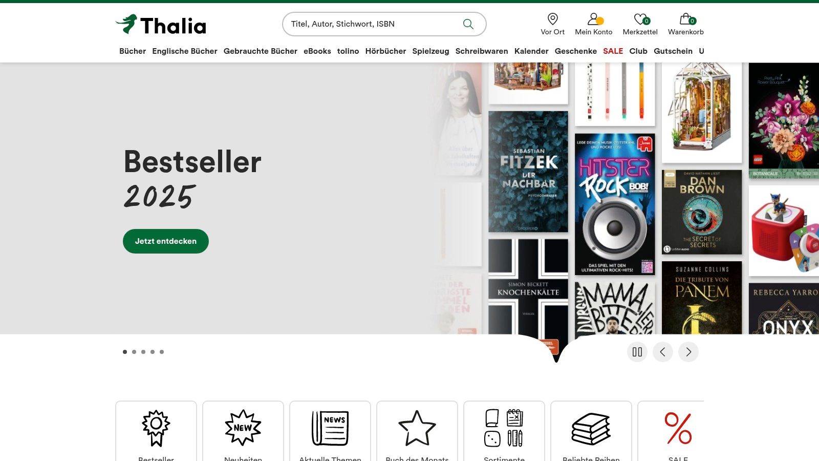 Eine frau liest ein buch, während sie an einer wand lehnt, umgeben von anderen büchern