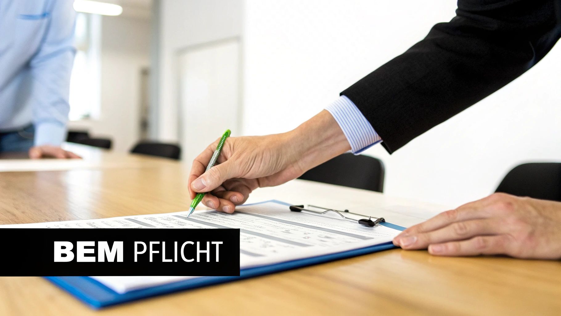 Ein Geschäftsmann unterschreibt ein wichtiges Dokument mit einem grünen Stift, mit der Aufschrift "BEM PFLICHT".