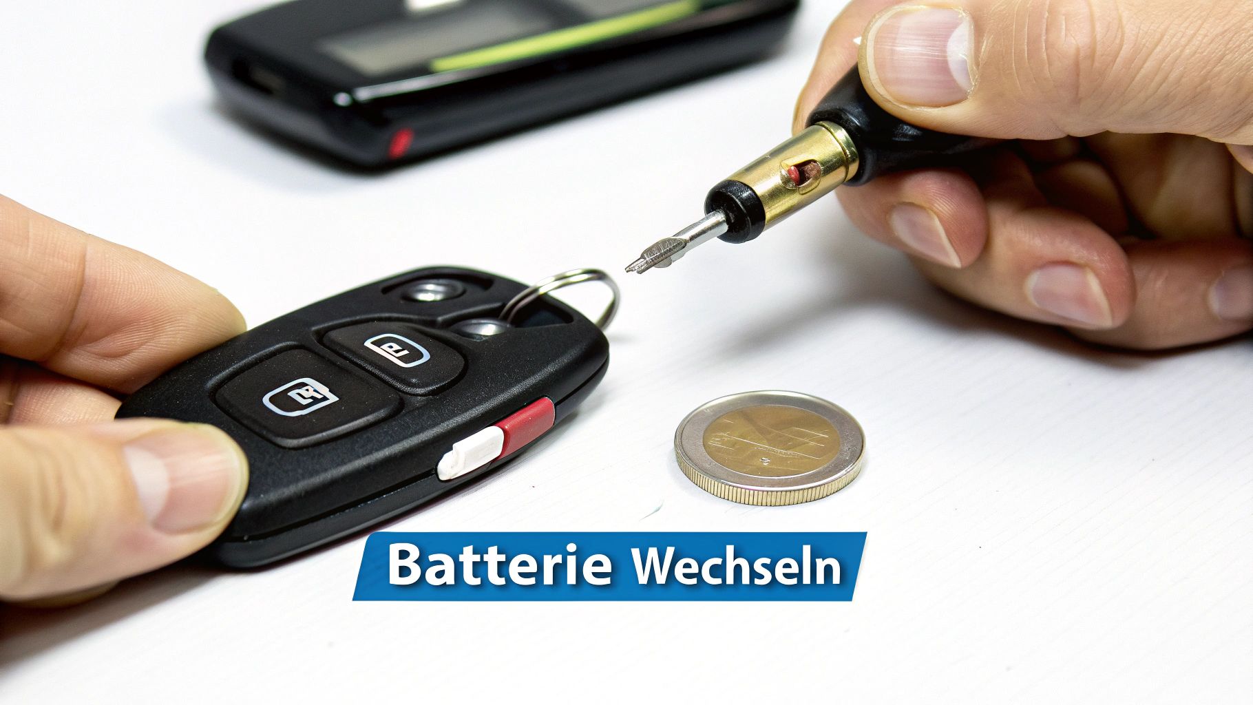 Hände wechseln die Batterie eines Autoschlüssels mit einem Schraubendreher. Eine 2-Euro-Münze liegt auf dem Tisch.