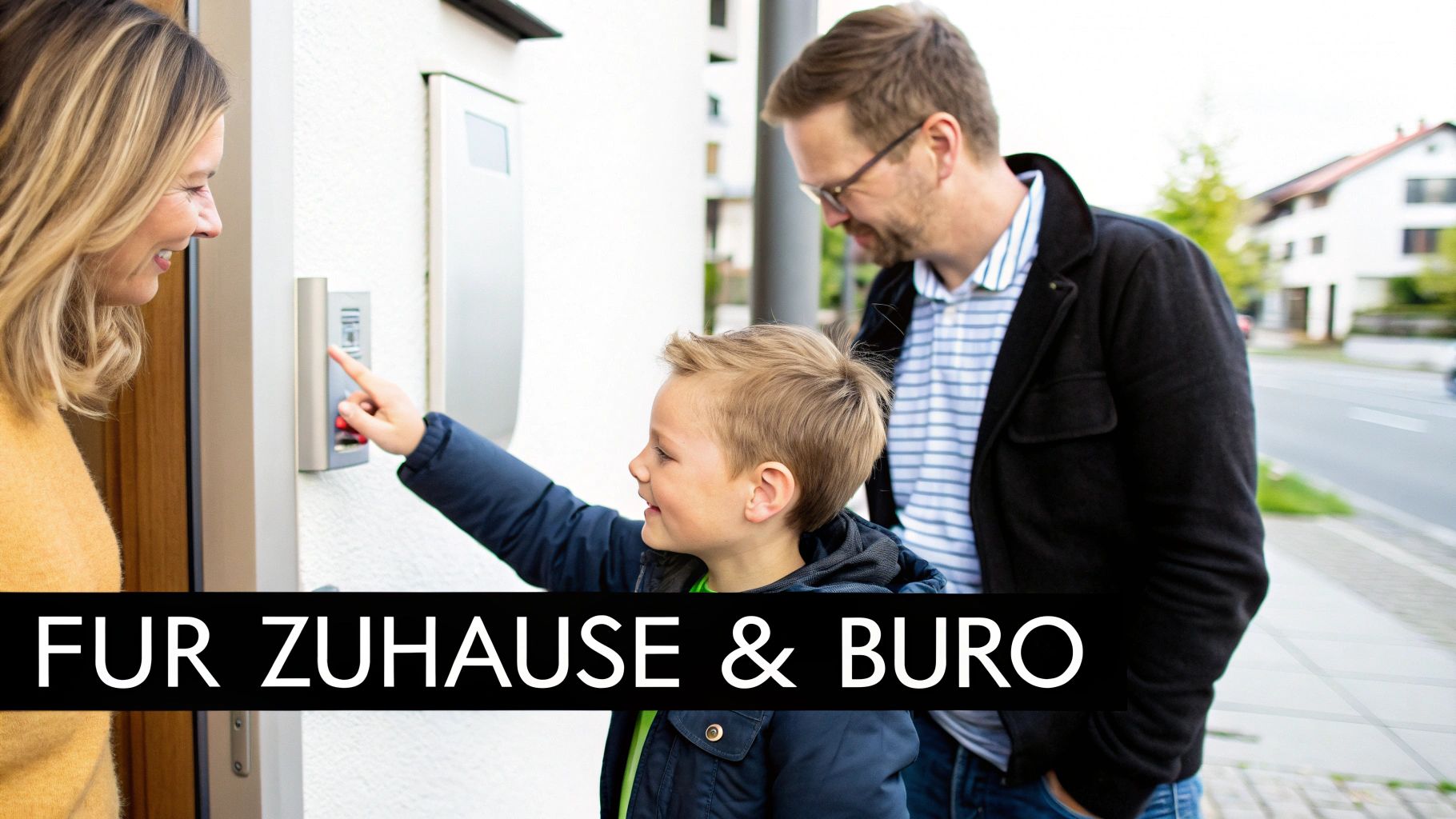 Ein lächelnder Junge klingelt an einer Haustür, während seine Eltern daneben stehen und zusehen.