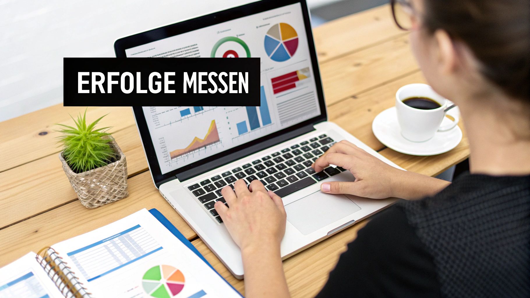 Eine Person analysiert Daten auf einem Dashboard, das SEO-Metriken und Diagramme zeigt.