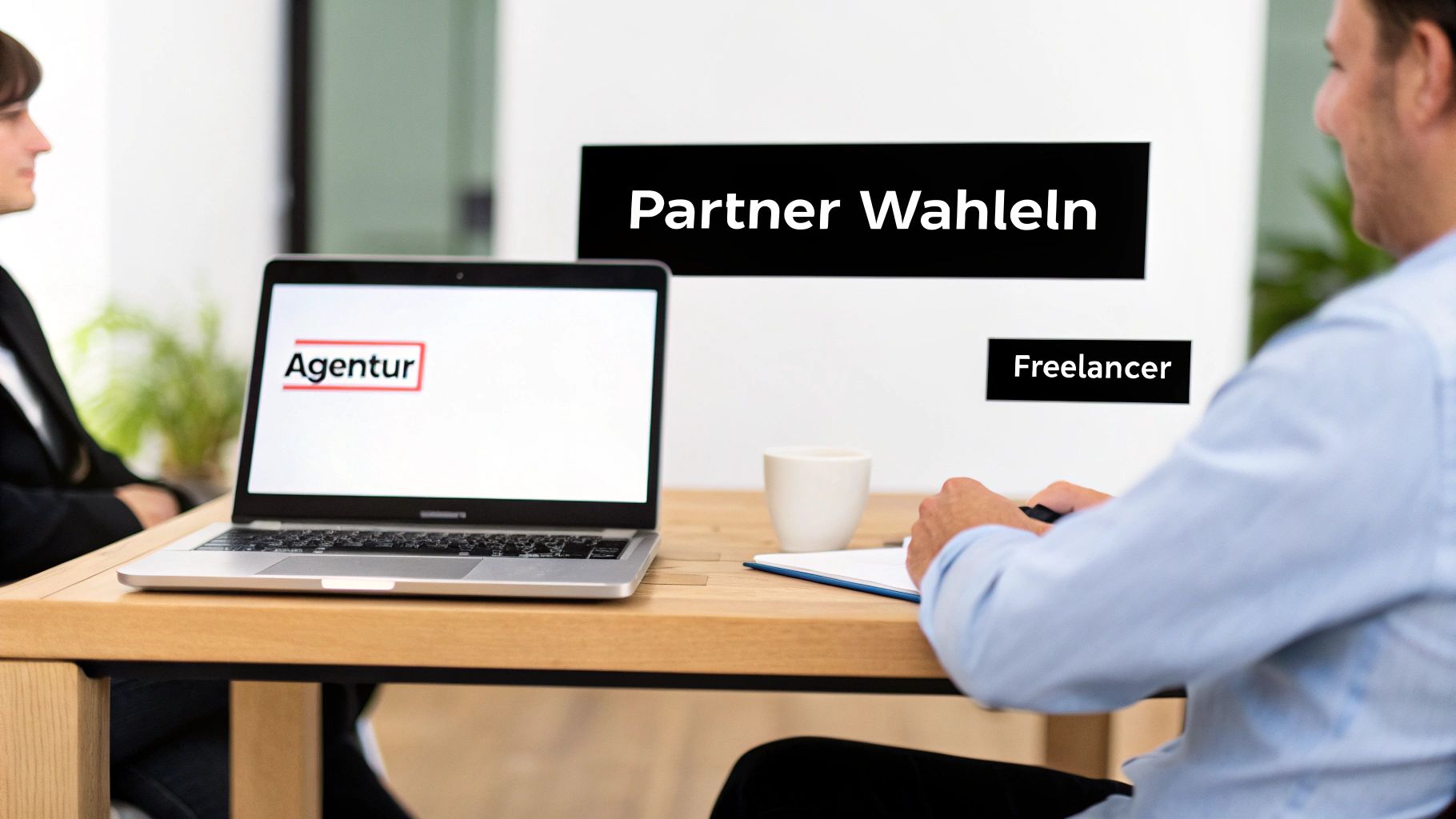 Zwei Personen in einem Meeting, vor einem Bildschirm mit der Überschrift „Partner Wählen“ und den Optionen „Agentur“ und „Freelancer“.