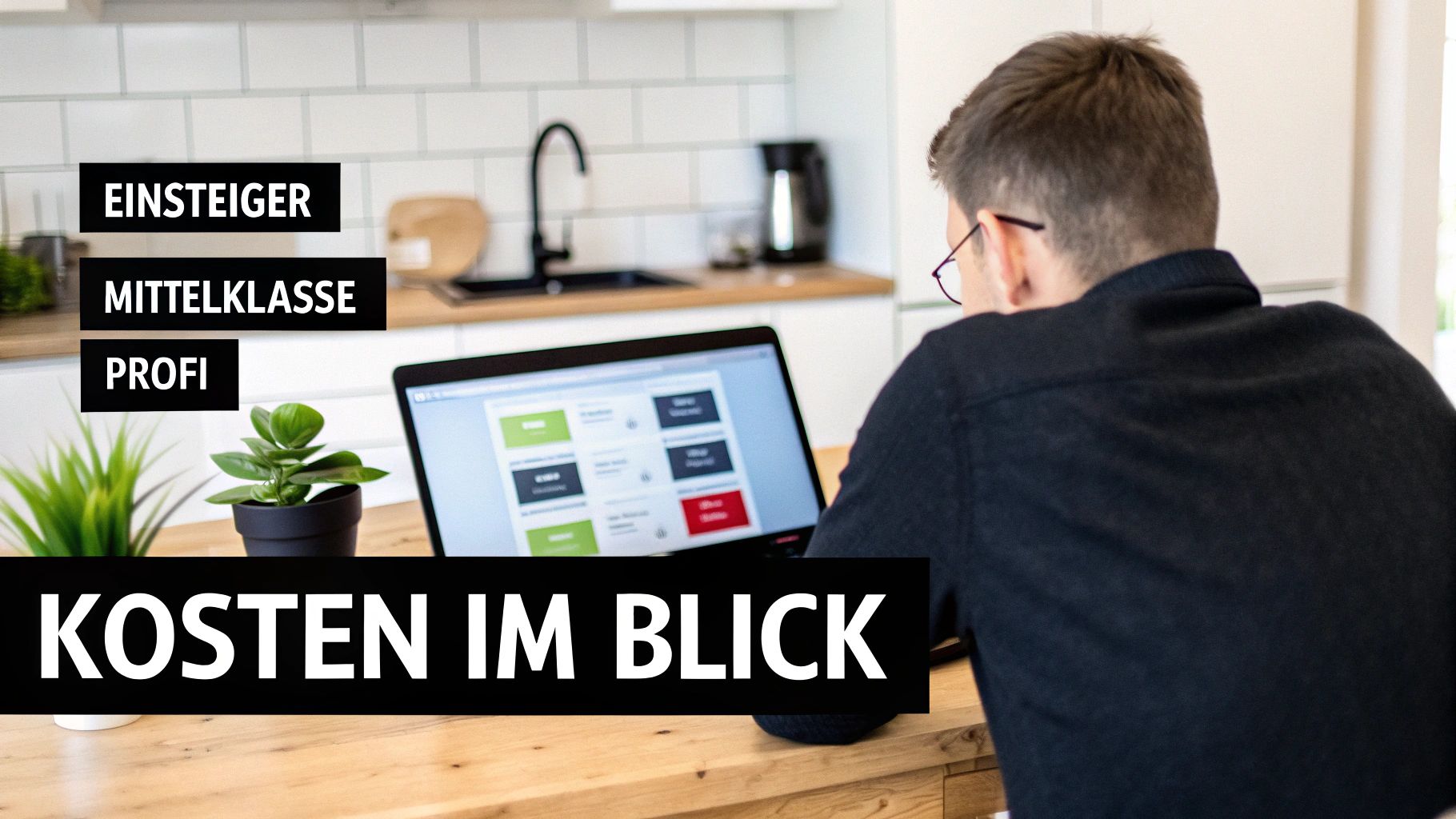 Mann am Laptop betrachtet Kostenübersichten für Einsteiger, Mittelklasse und Profi in einer hellen Küche.