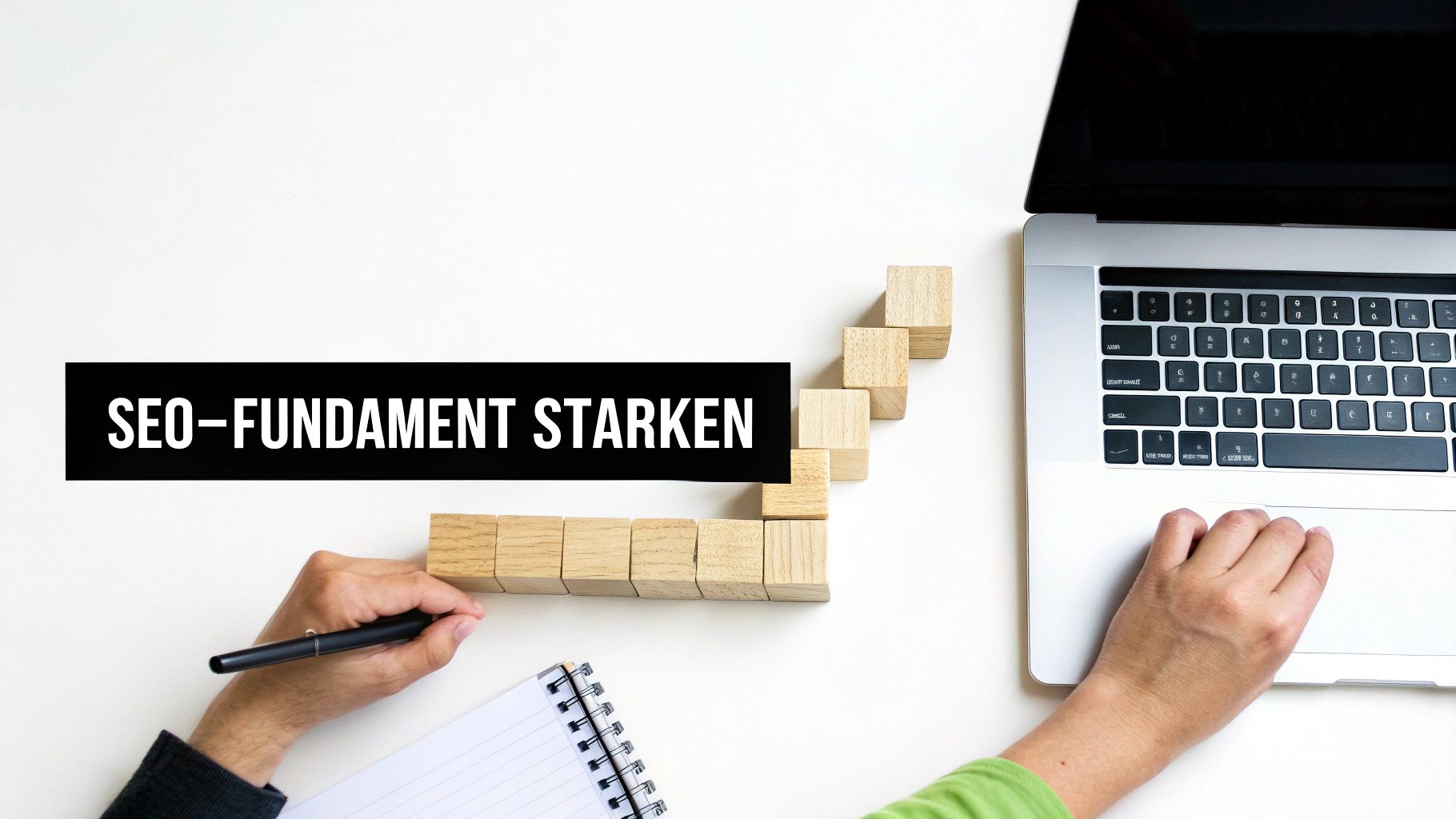 Hände bauen ein Fundament aus Holzklötzen neben einem Laptop und Notizbuch. Text: 'SEO-FUNDAMENT STARKEN'.