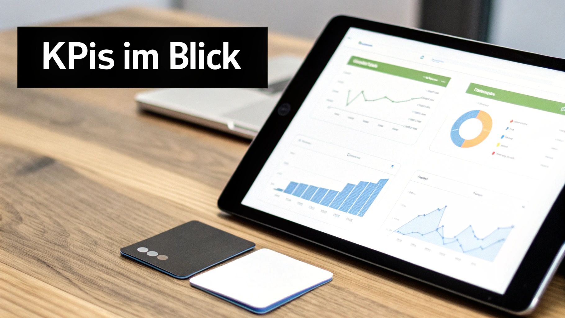 Tablet auf Holztisch zeigt Geschäftskennzahlen und Diagramme, mit der Aufschrift 'KPIs im Blick'.