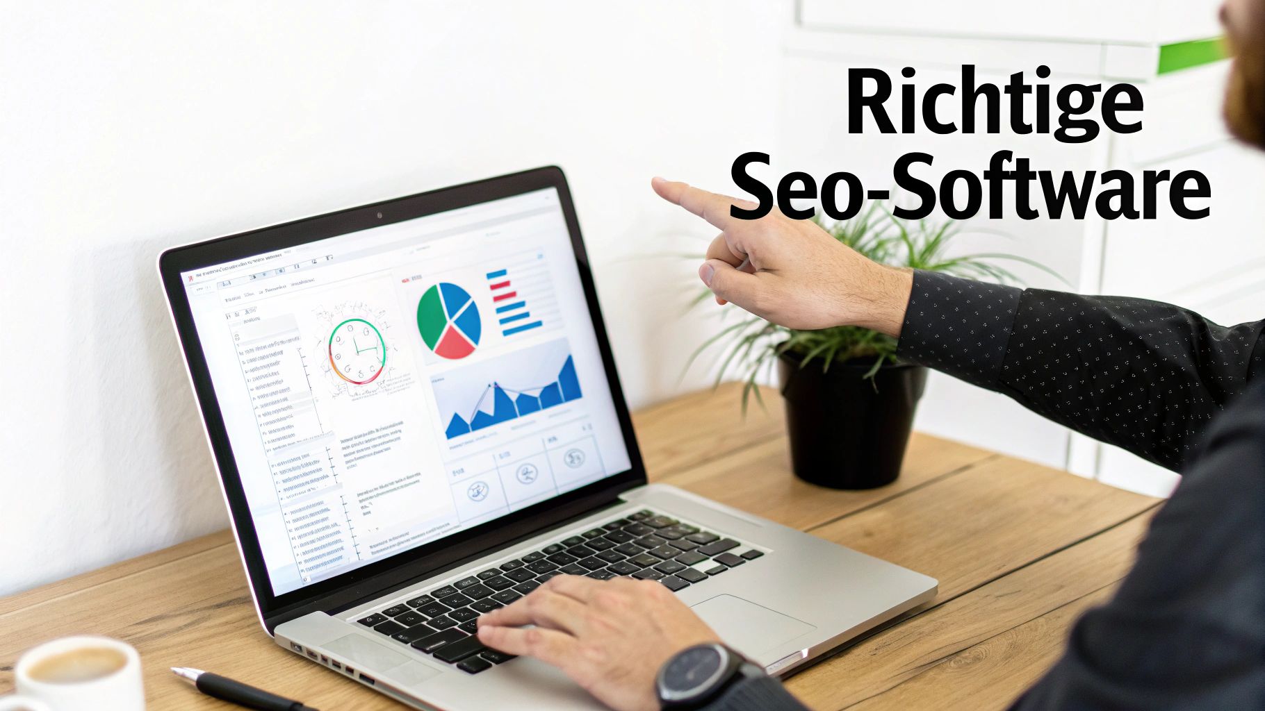 Mann zeigt auf einen Laptop mit SEO-Diagrammen und dem Text 'Richtige Seo-Software' auf einem Holztisch.